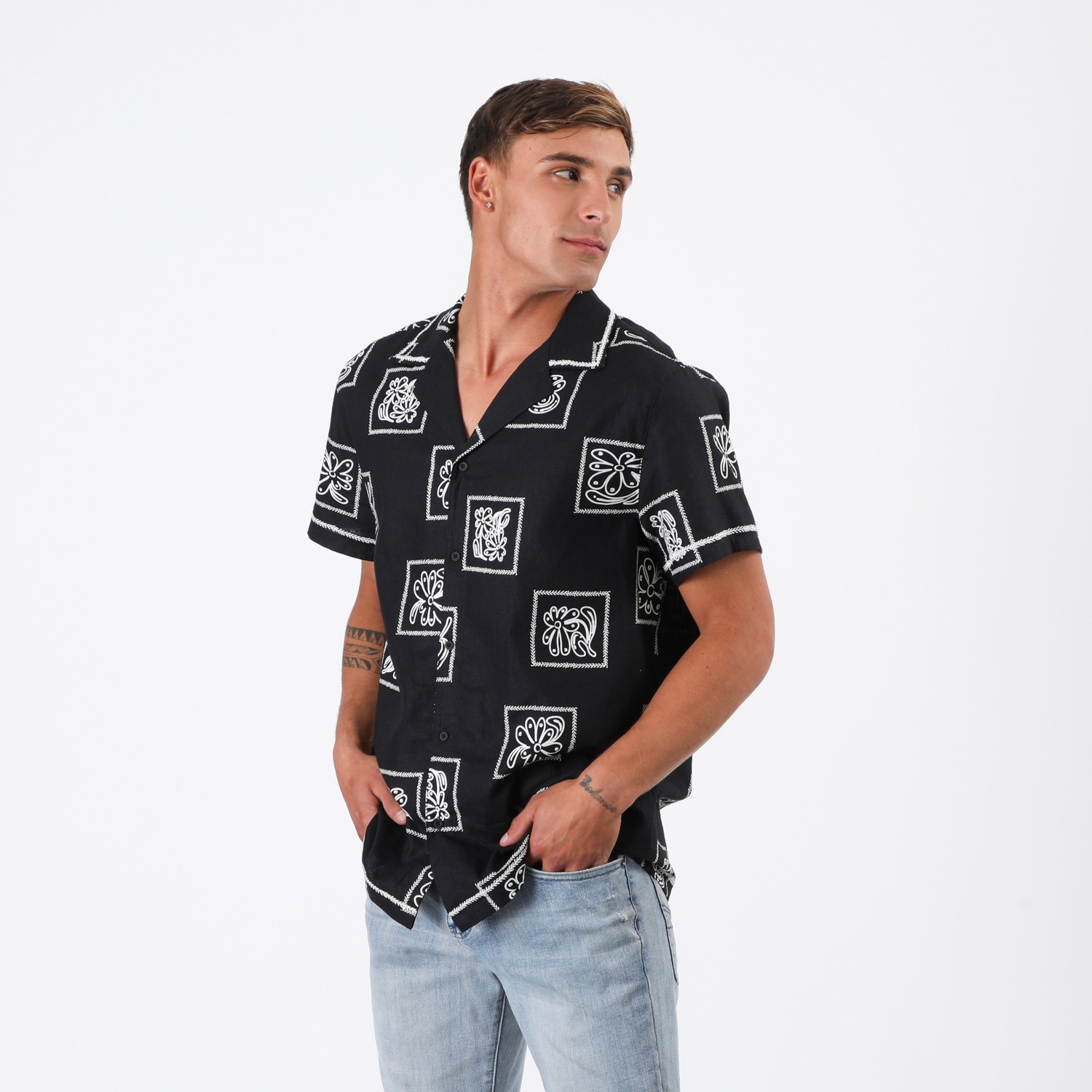 CAMISA REEF MEN NEGRA DISEÑOS BEIGE - 1