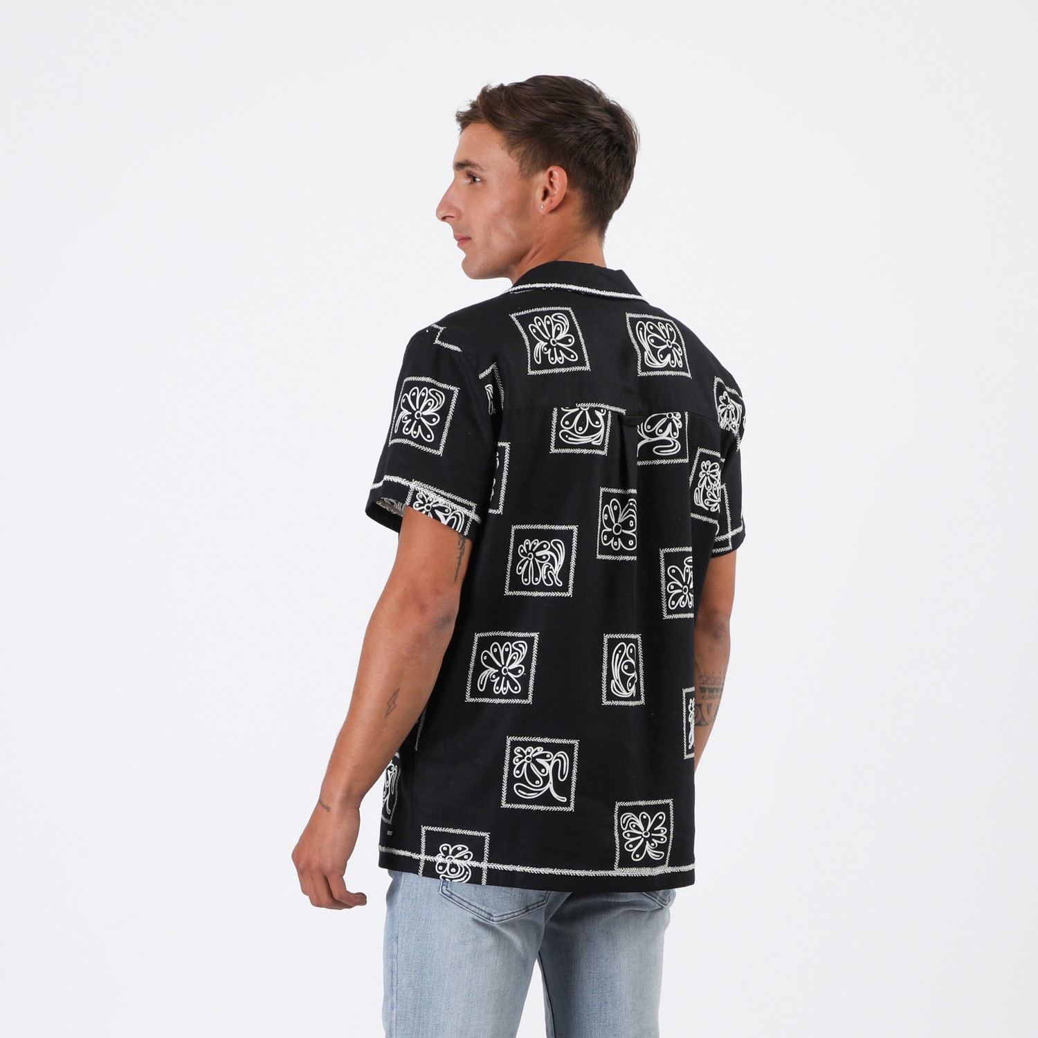 CAMISA REEF MEN NEGRA DISEÑOS BEIGE - 2