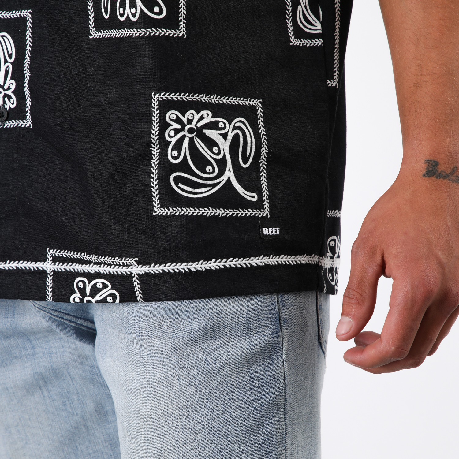 CAMISA REEF MEN NEGRA DISEÑOS BEIGE - 4