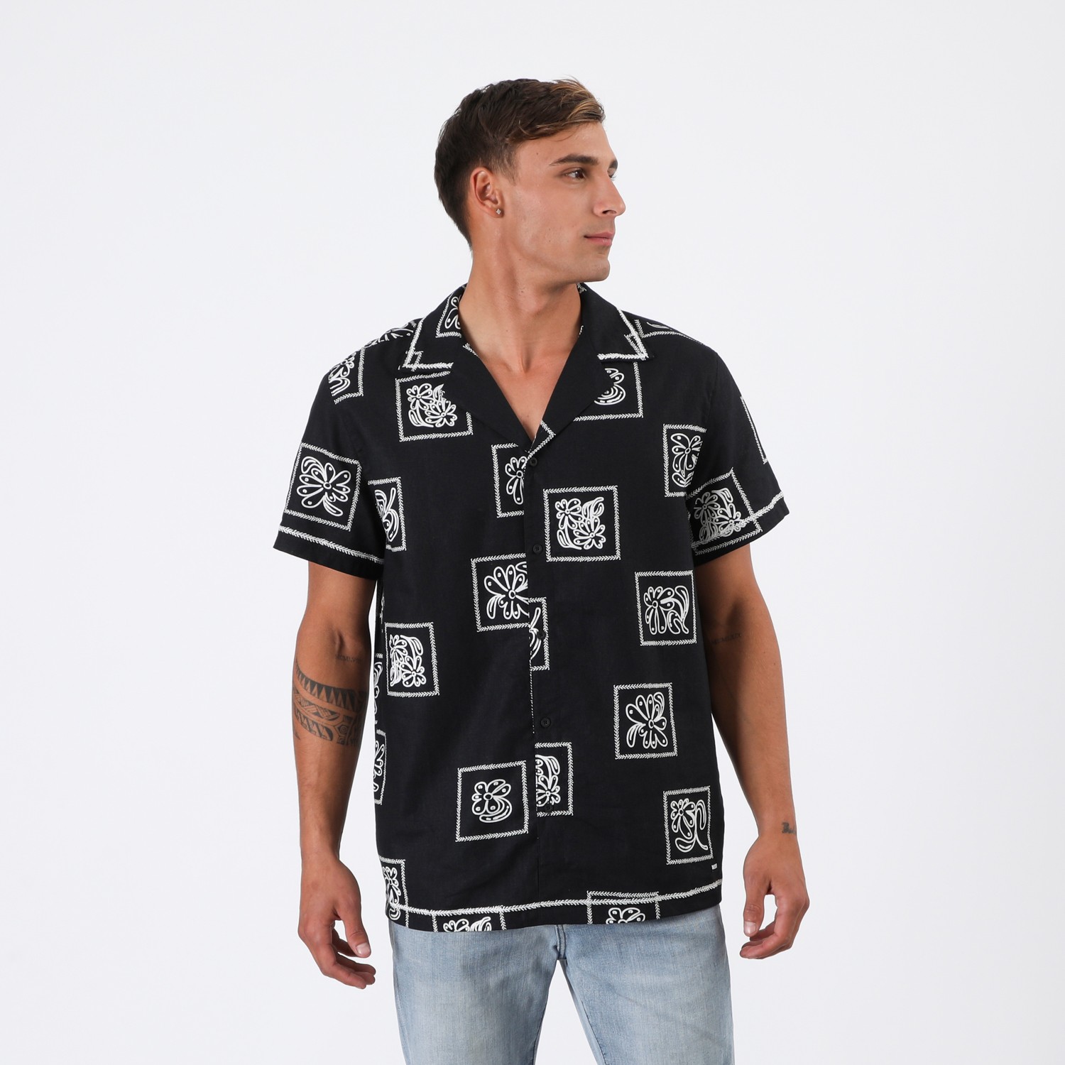 CAMISA REEF MEN NEGRA DISEÑOS BEIGE - 5