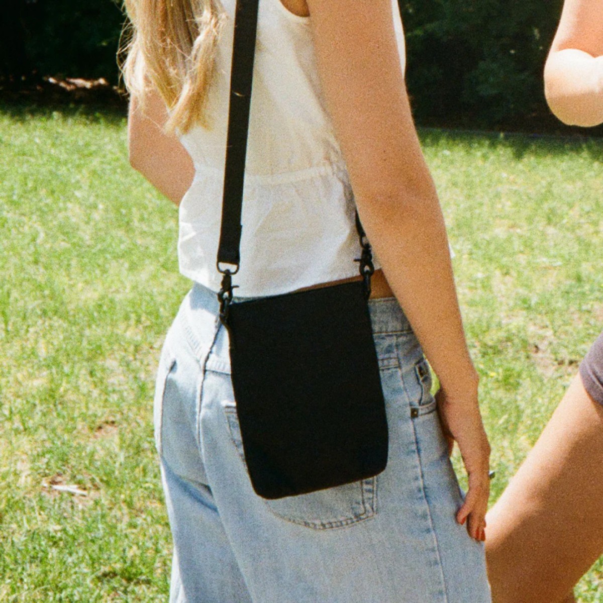 BOLSO THREAD POCKET SLING BAG BLACK - 4