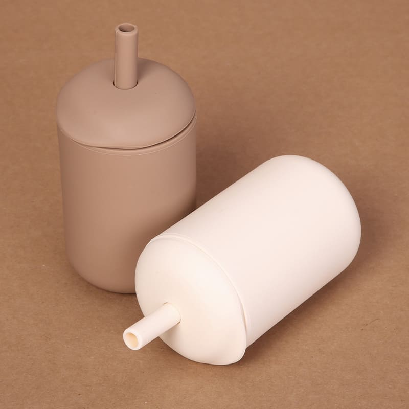 VASO CON BOMBILLA DE SILICONA - 2