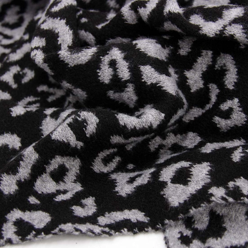 BUFANDA / CHAL TRIANGULAR REVERSIBLE TEJIDA ANIMAL PRINT - 4