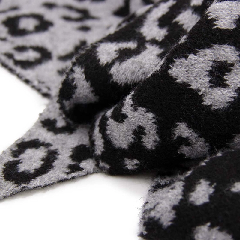 BUFANDA / CHAL TRIANGULAR REVERSIBLE TEJIDA ANIMAL PRINT - 5