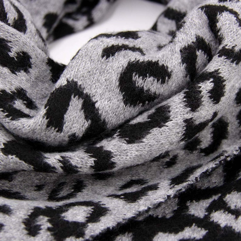 BUFANDA / CHAL TRIANGULAR REVERSIBLE TEJIDA ANIMAL PRINT - 6