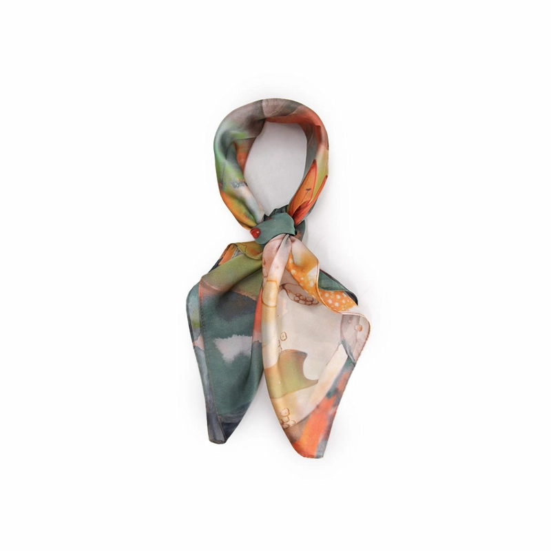 PAÑUELO TIPO SEDA 70 X 70 ESTAMPADO FLORAL CON LIBE LULAS ELEGANTE - 1