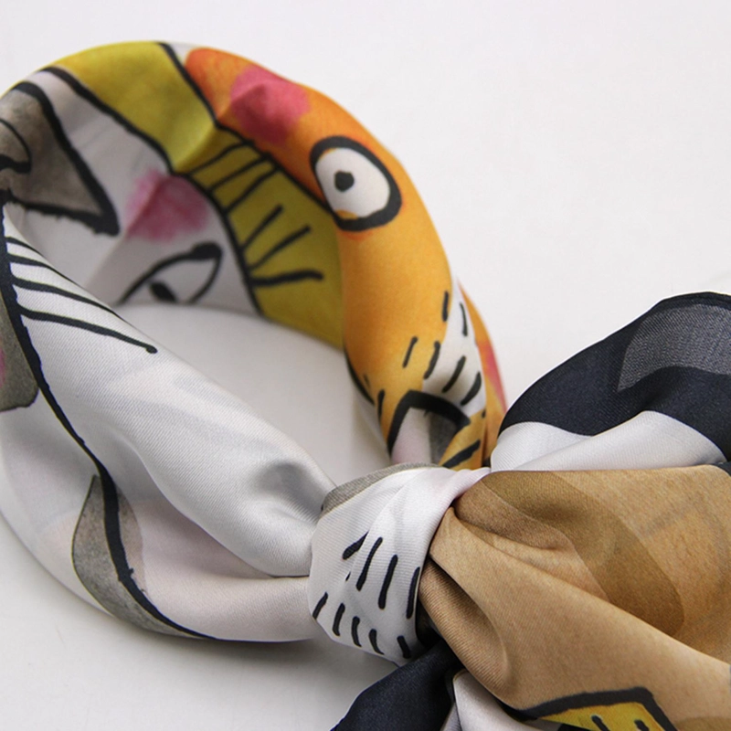 PAÑUELO TIPO SEDA 70X70 ESTAMPADO FAMILIA DE GATITOS CASUAL - 3