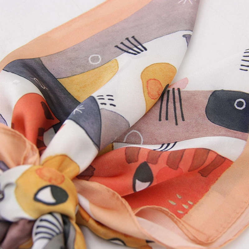 PAÑUELO TIPO SEDA 70X70 ESTAMPADO FAMILIA DE GATITOS CASUAL - 3