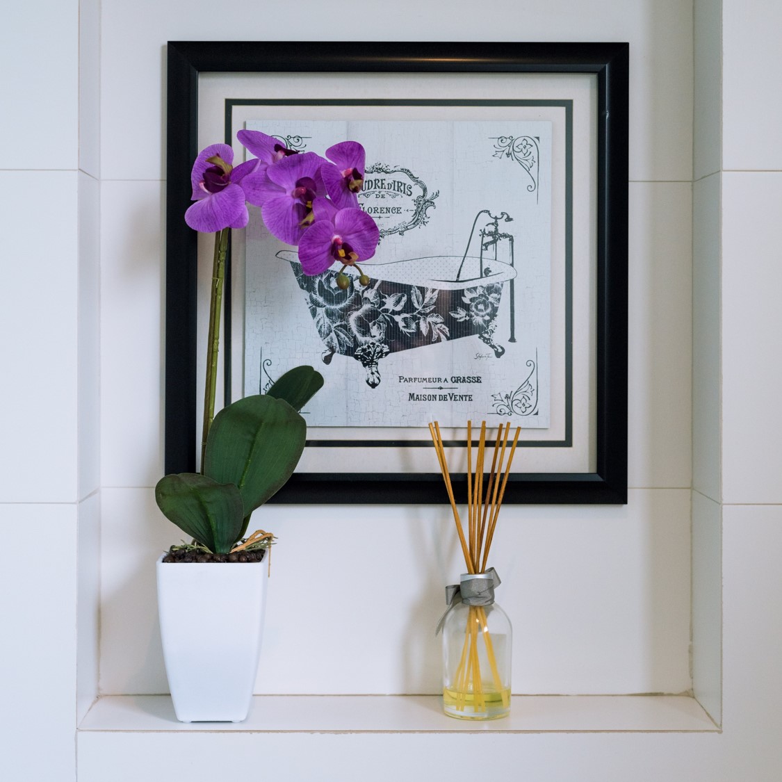 ORQUÍDEA MORADA DE 52 CM EN MACETERO - 1