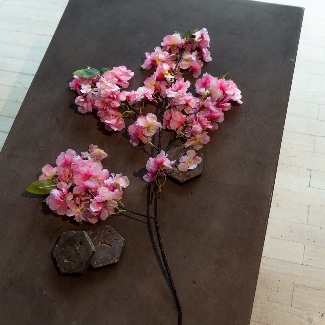 CEREZO EN FLOR ROSADO OSCURO, RAMA DECORATIVA DE 100 CM - 1