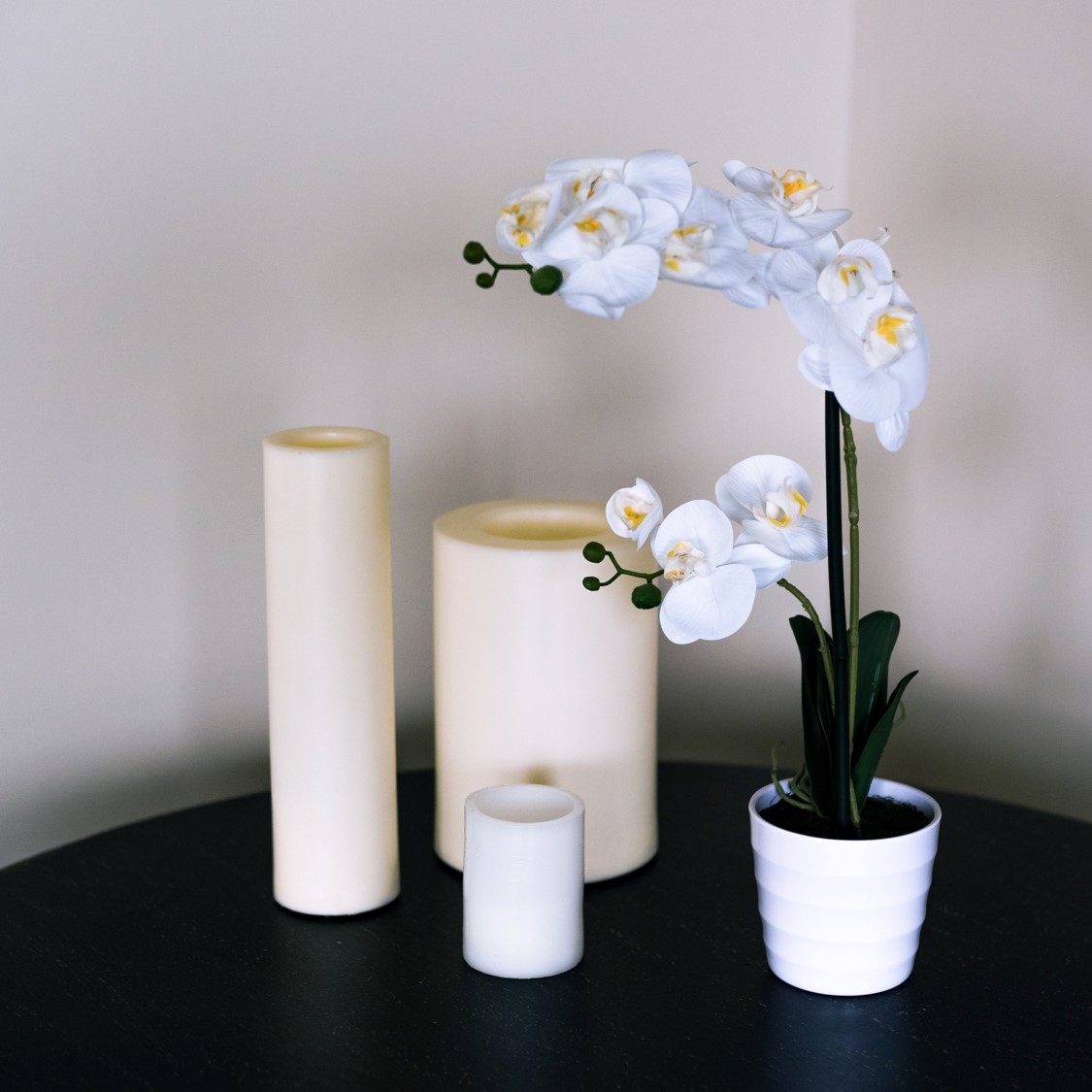 ORQUÍDEA BLANCA 51 CM EN MACETERO - 1