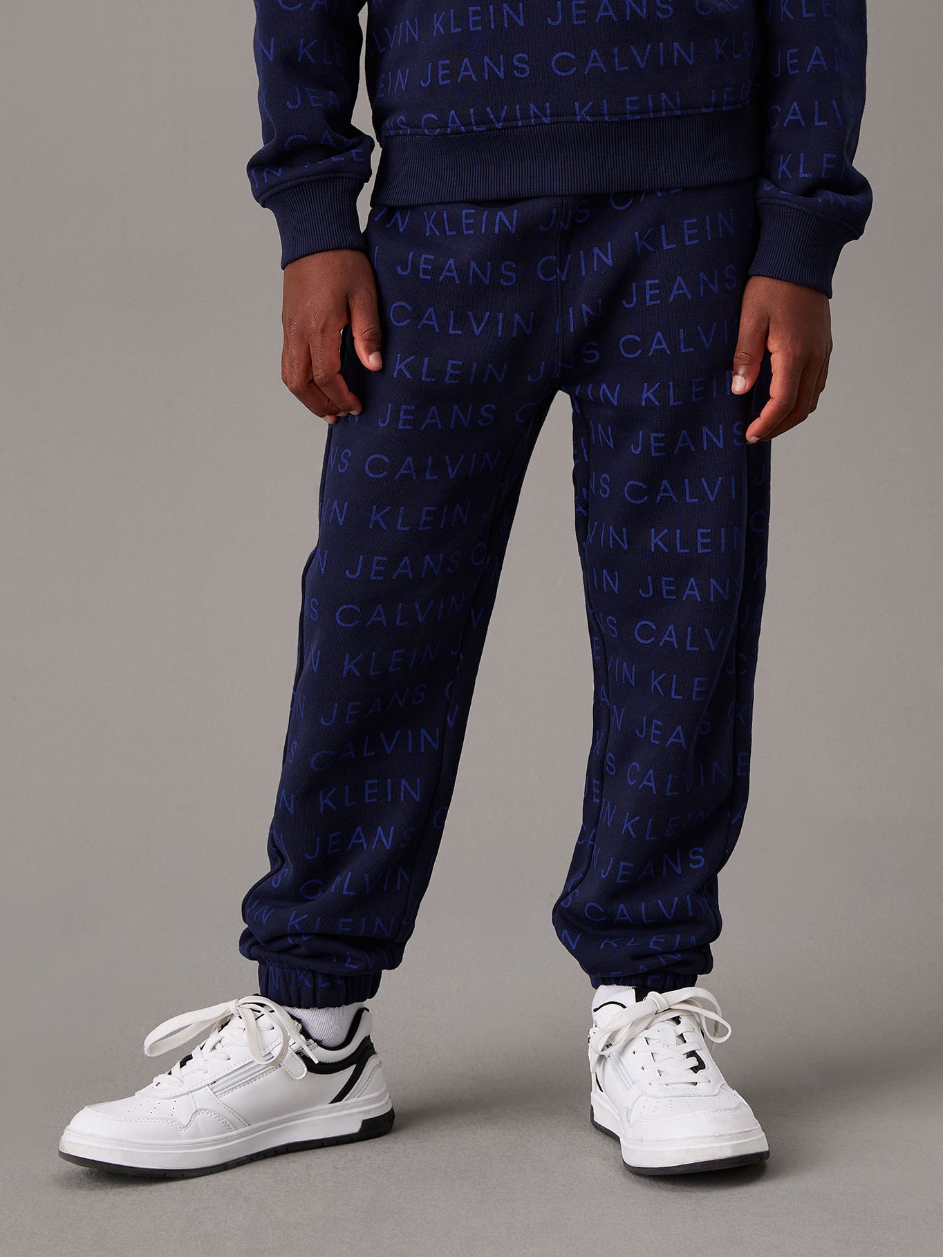 JOGGER NIÑO CKJ AOP - 1