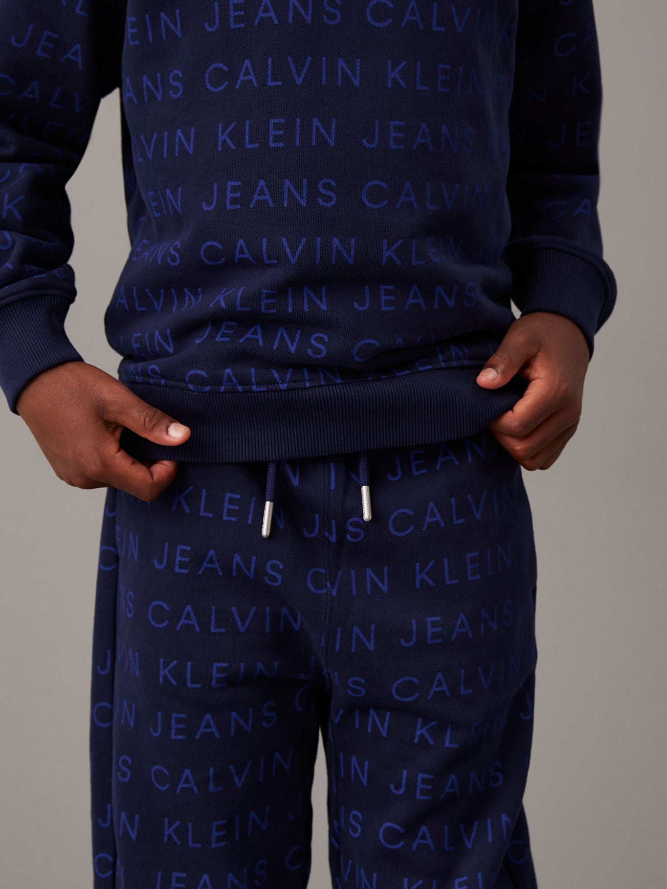 JOGGER NIÑO CKJ AOP - 4