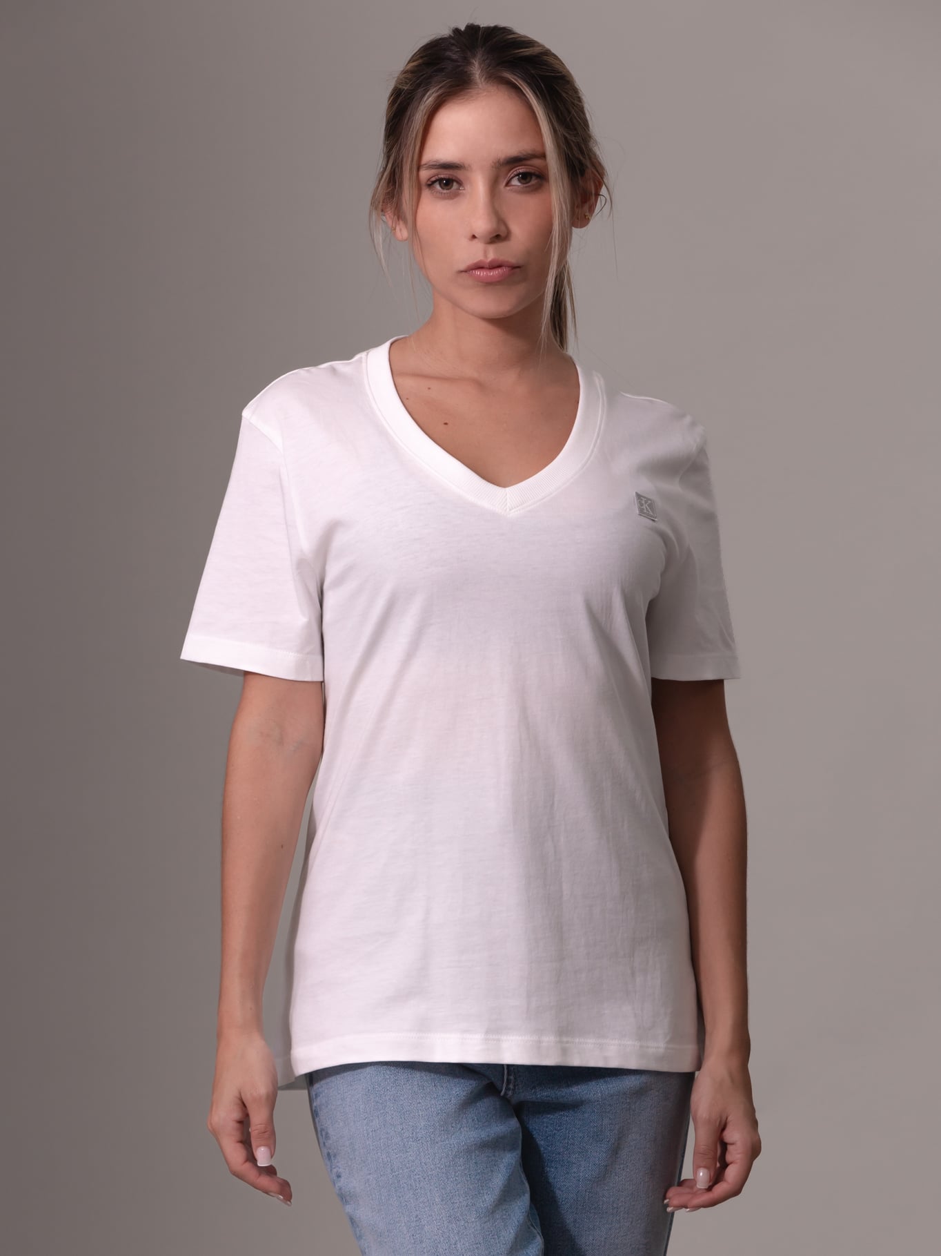 POLERA CK EMBRO BADGE V-NECK - 1