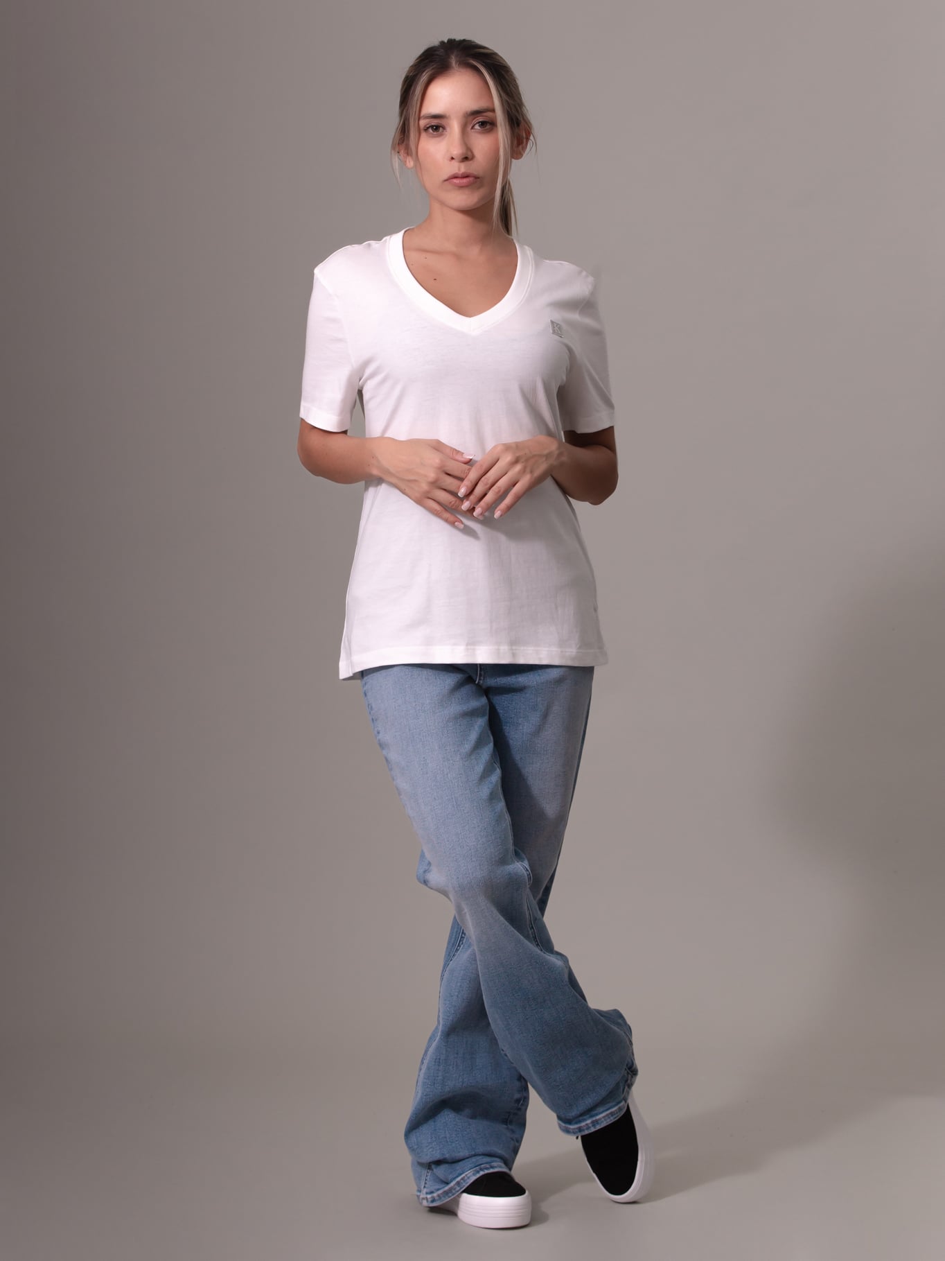 POLERA CK EMBRO BADGE V-NECK - 2