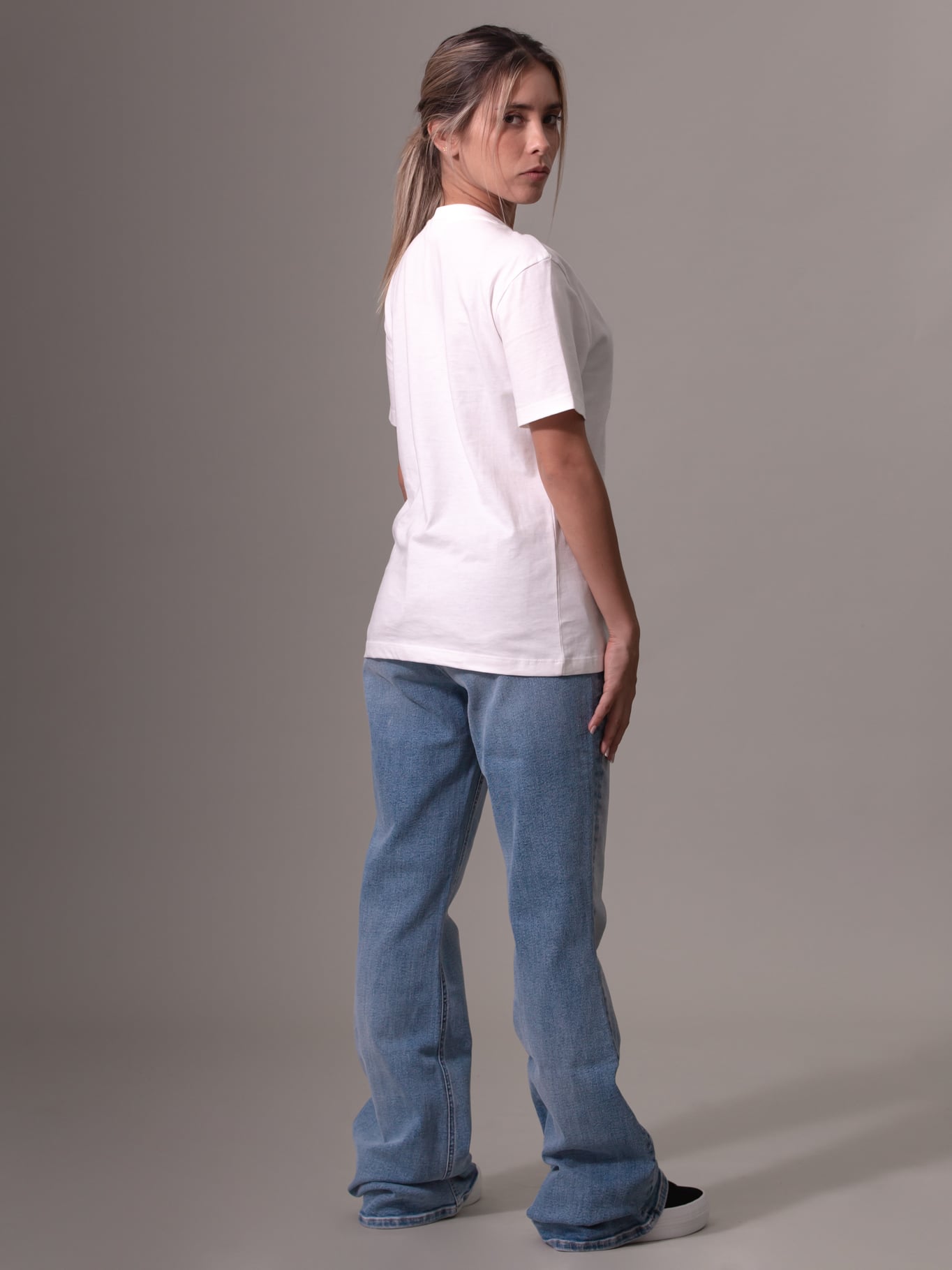 POLERA CK EMBRO BADGE V-NECK - 3