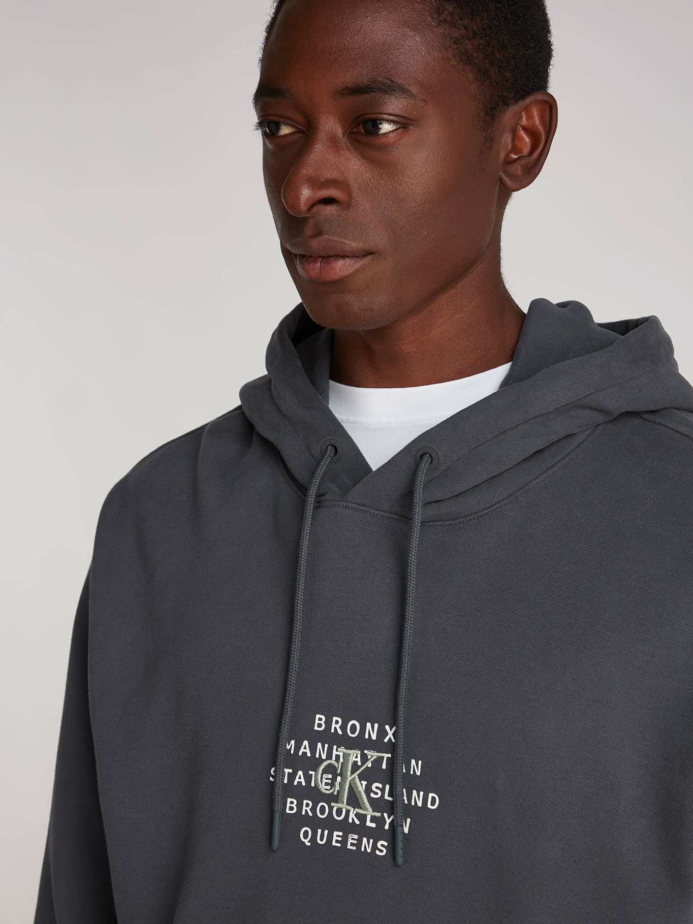 POLERON CON GORRO NYC STAMP GRAPHIC - 4