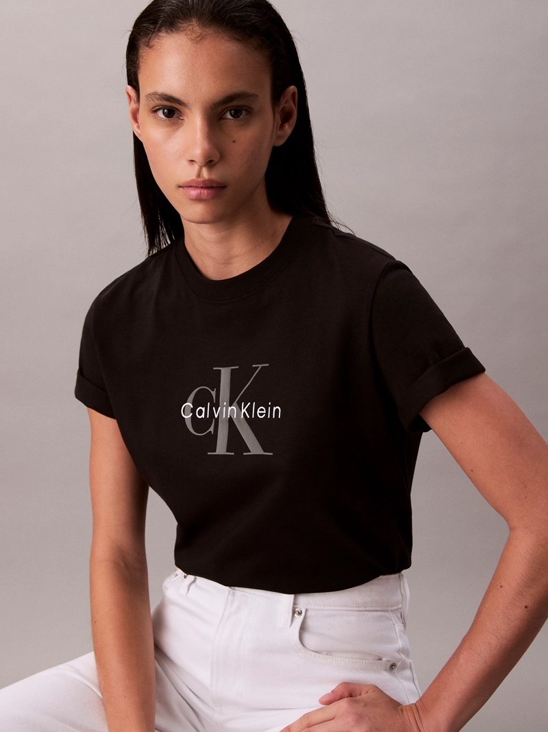 POLERA CLASICA CON MONOGRAMA ESTAMPADO - 4