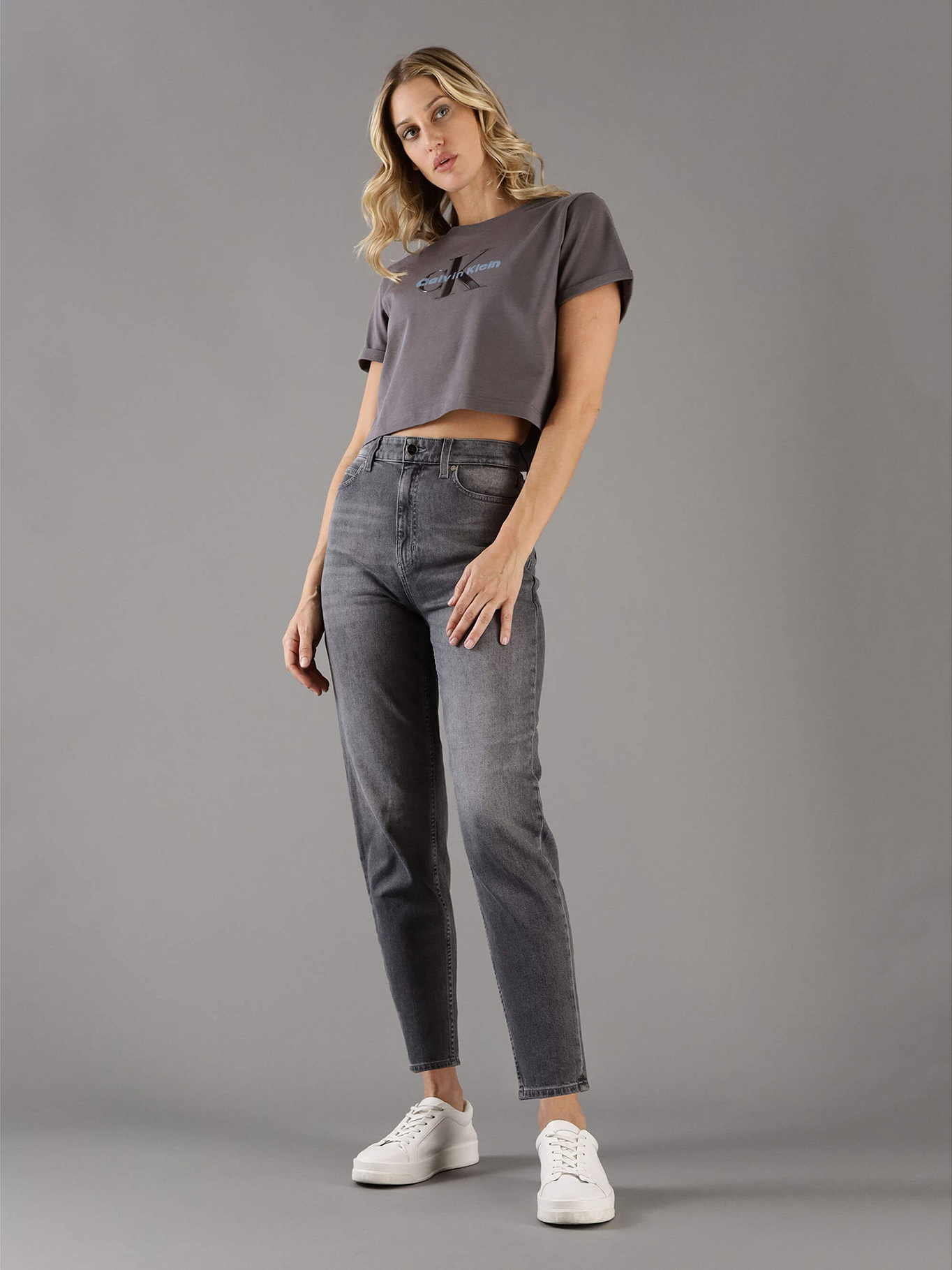 POLERA CROPPED CON LOGO BRILLANTE - 2