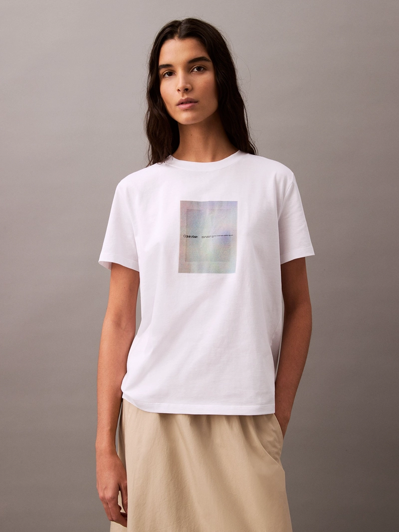 POLERA CLASICA CON GRAFICO DE LOGOTIPO FOTOGRAFICO - 1