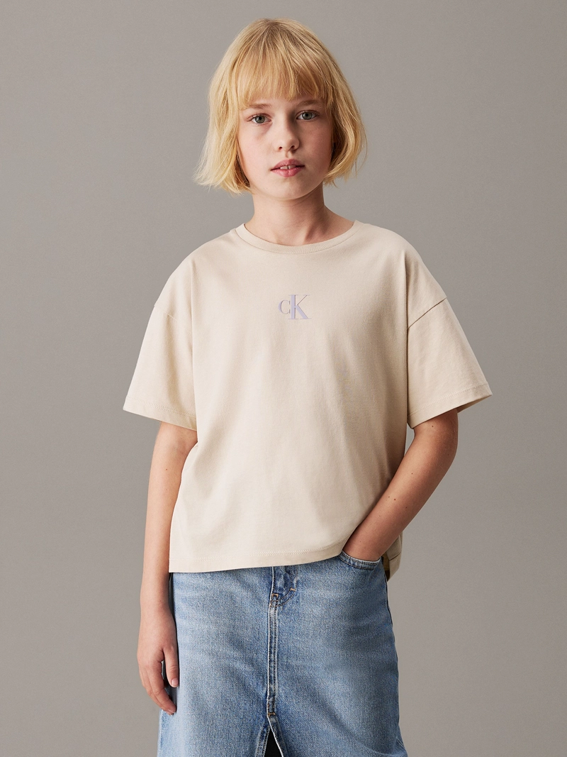 POLERA NIÑA DE CORTE BOXY CON LOGO DE MONOGRAMA ESTAMPADO - 1
