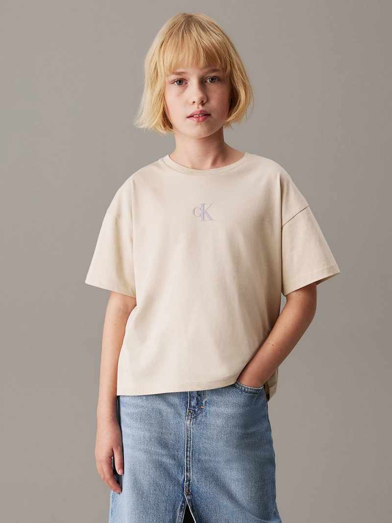 POLERA NIÑA DE CORTE BOXY CON LOGO DE MONOGRAMA ESTAMPADO - 1