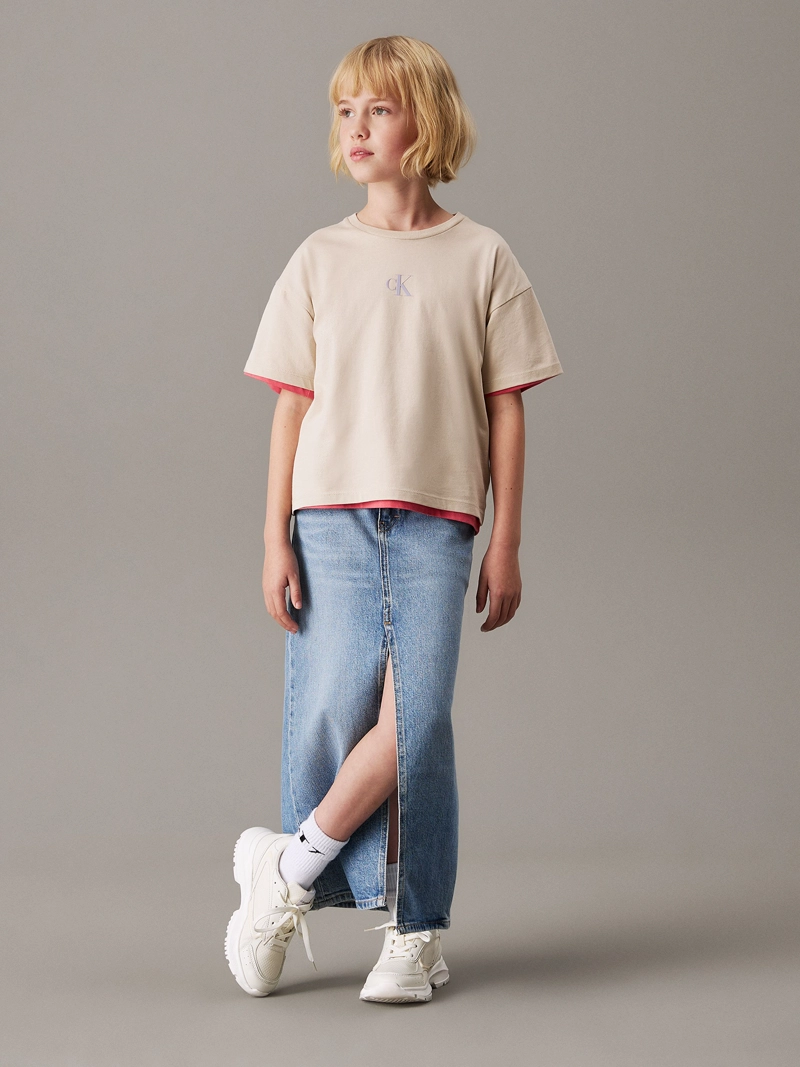 POLERA NIÑA DE CORTE BOXY CON LOGO DE MONOGRAMA ESTAMPADO - 2