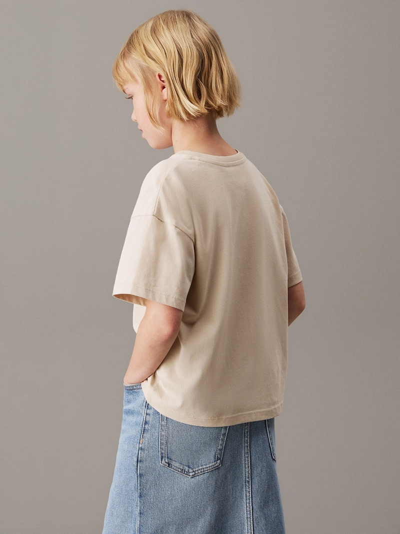 POLERA NIÑA DE CORTE BOXY CON LOGO DE MONOGRAMA ESTAMPADO - 3
