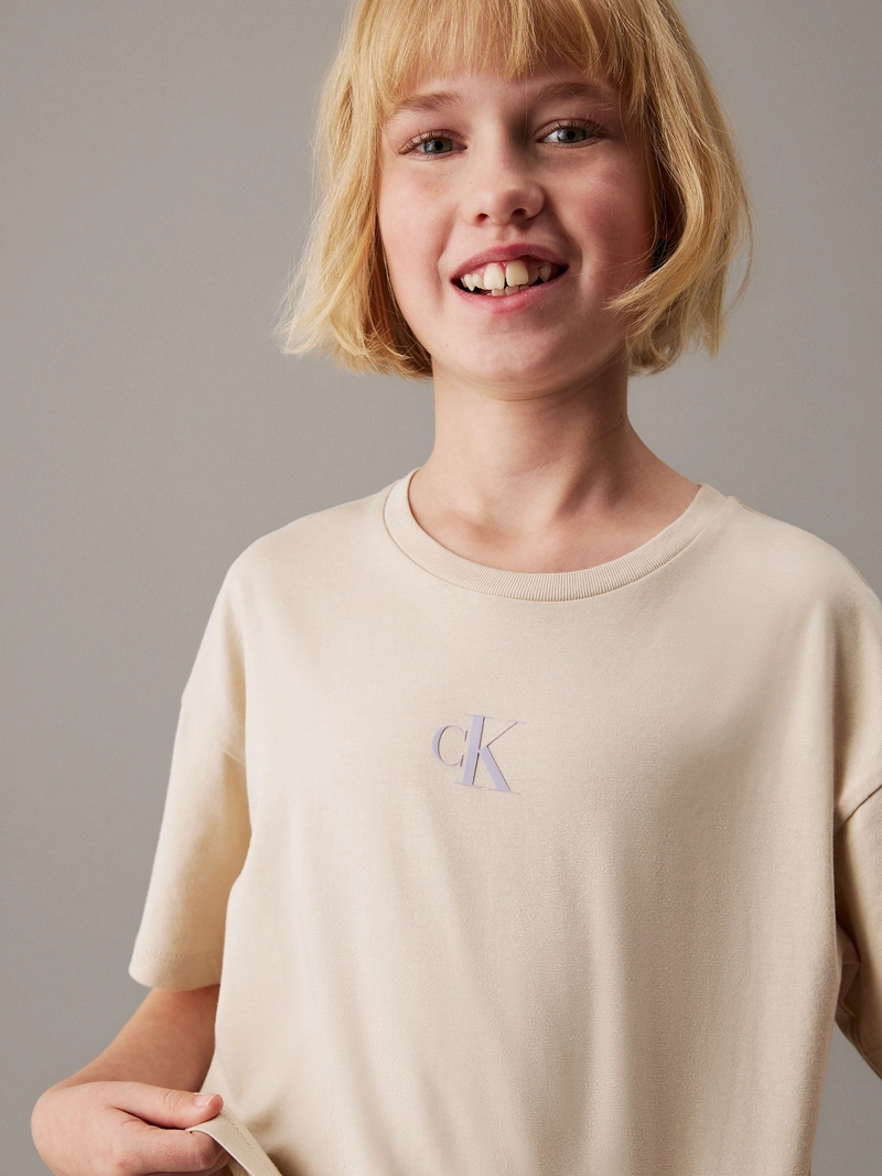 POLERA NIÑA DE CORTE BOXY CON LOGO DE MONOGRAMA ESTAMPADO - 4