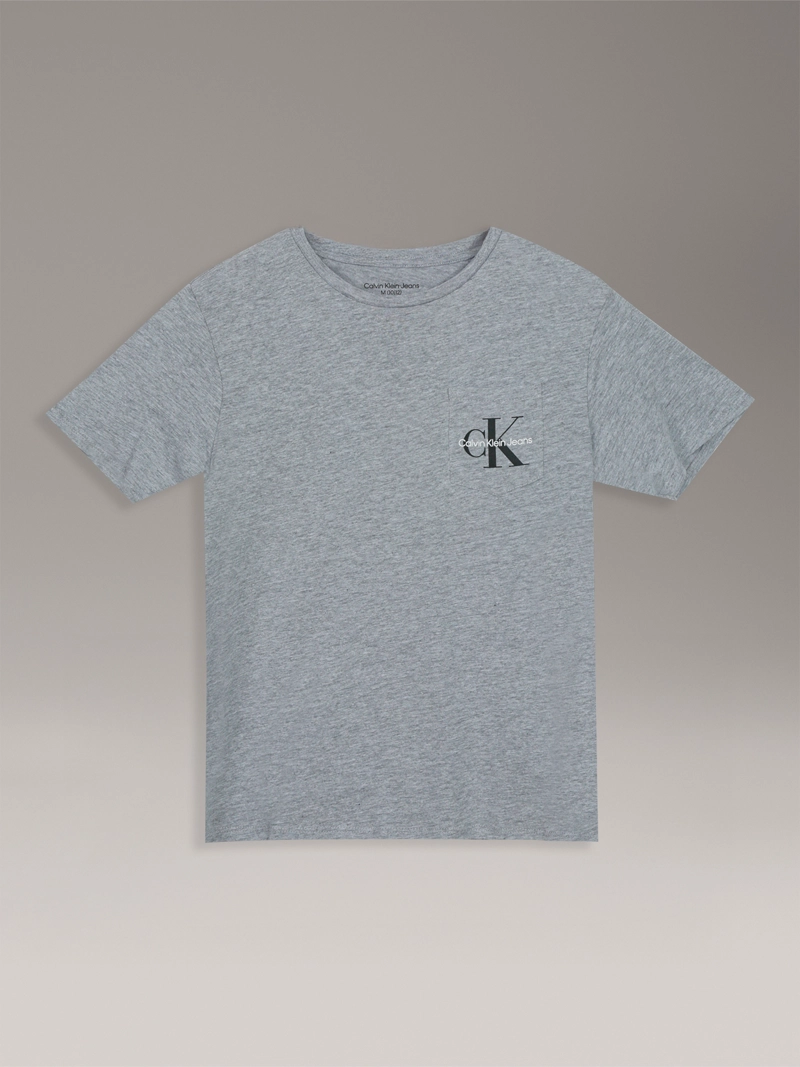 POLERA NIÑO CON BOLSILLO Y LOGOTIPO - 1