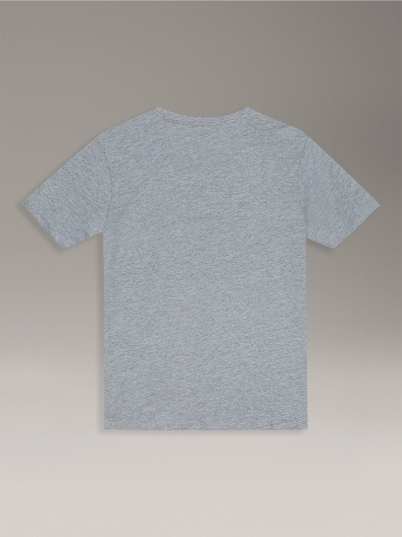 POLERA NIÑO CON BOLSILLO Y LOGOTIPO - 2
