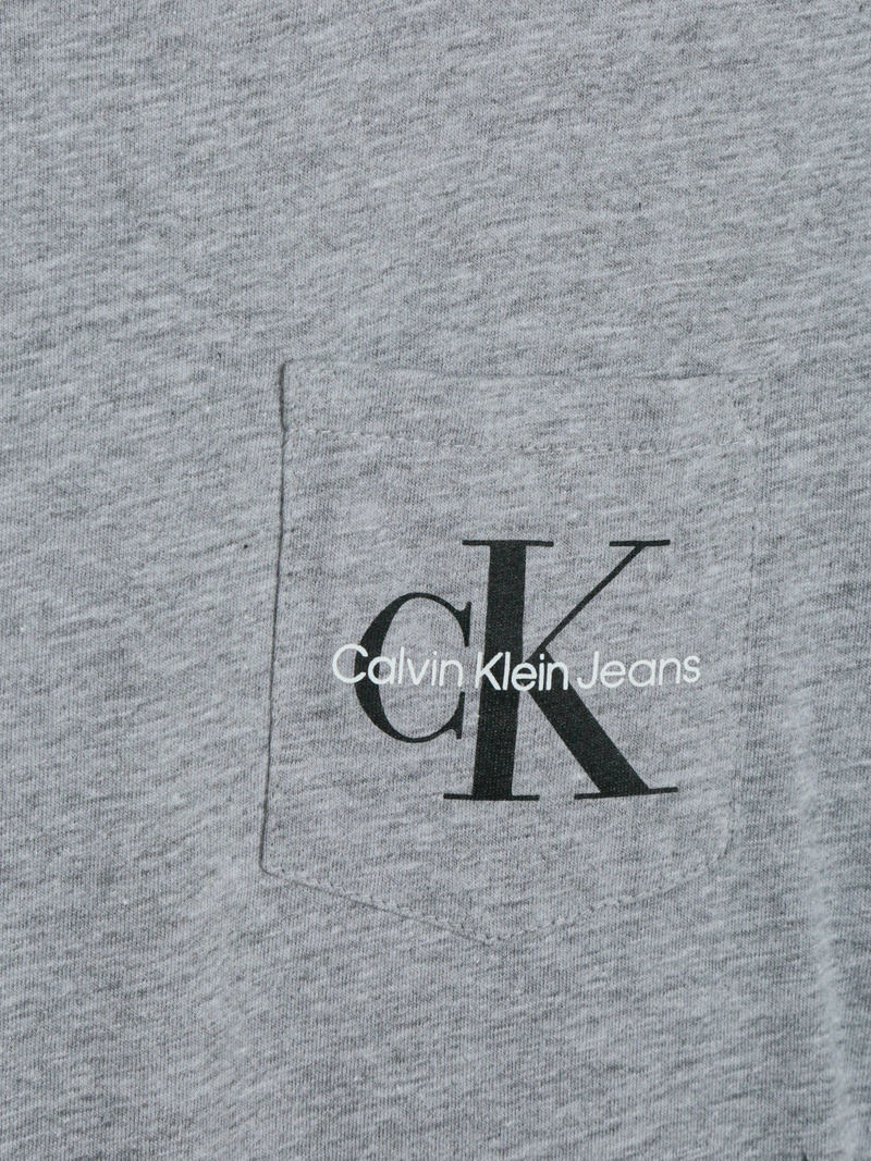 POLERA NIÑO CON BOLSILLO Y LOGOTIPO - 3