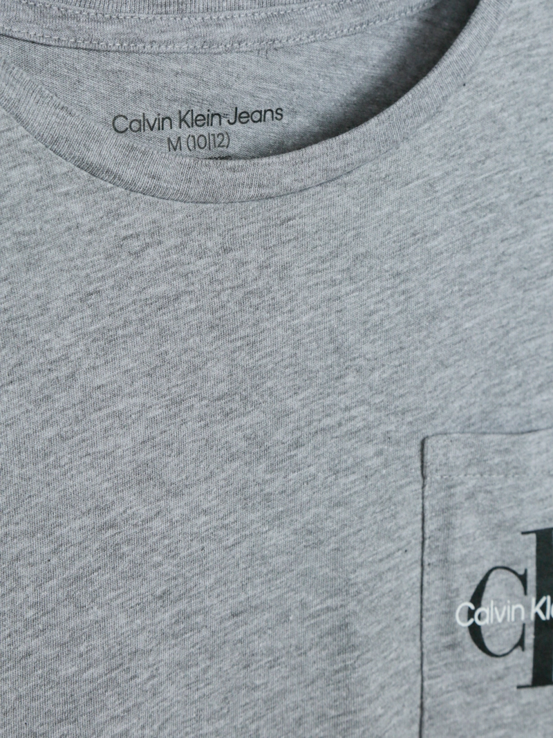 POLERA NIÑO CON BOLSILLO Y LOGOTIPO - 4
