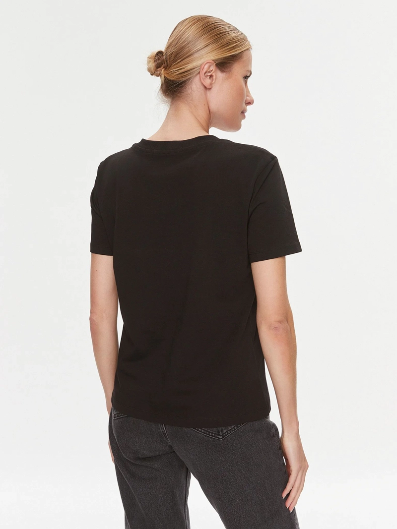 POLERA CK EMBRO BADGE V-NECK - 3
