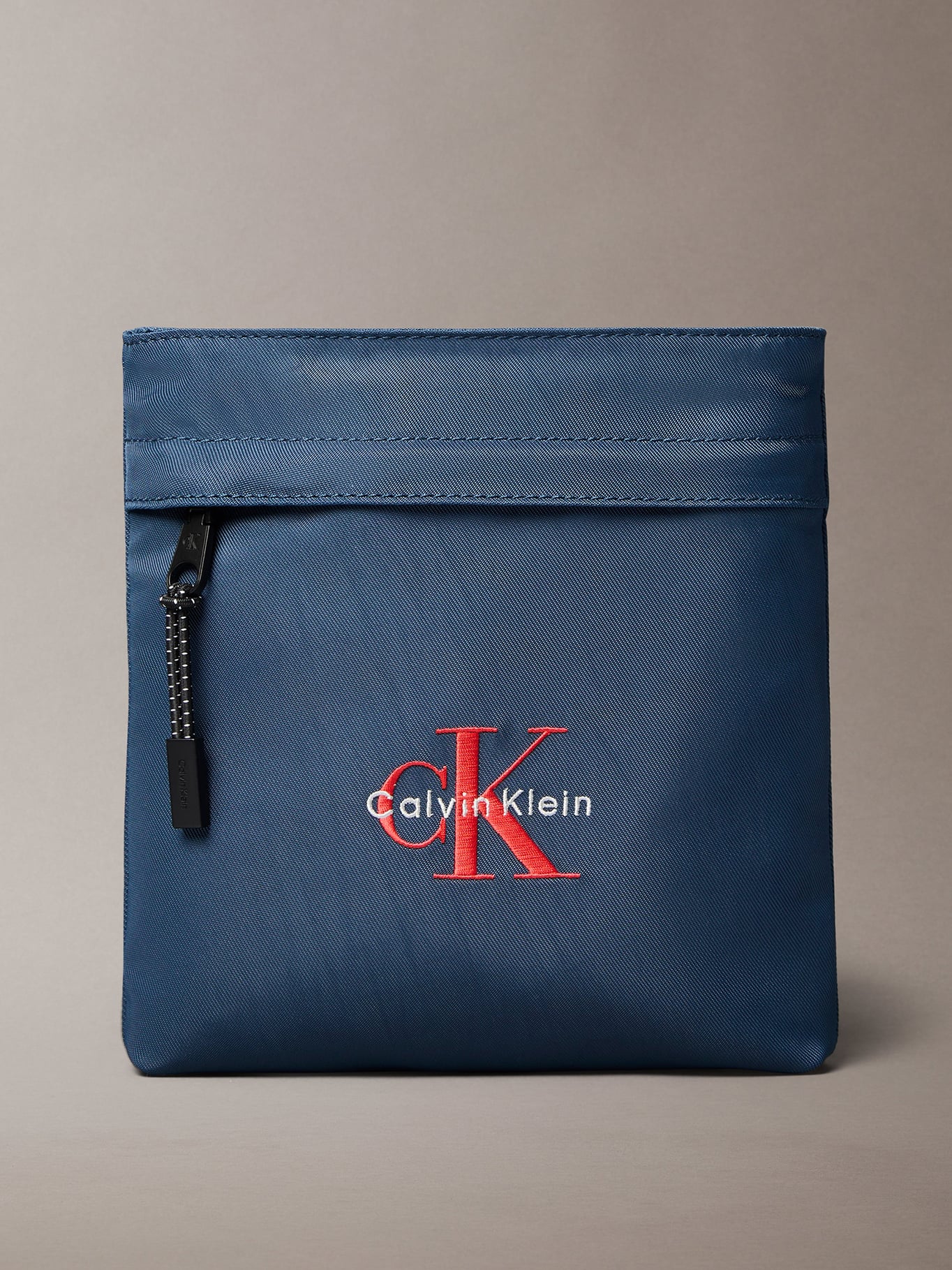 BOLSO PLANO DE NAILON CON MONOGRAMA - 1