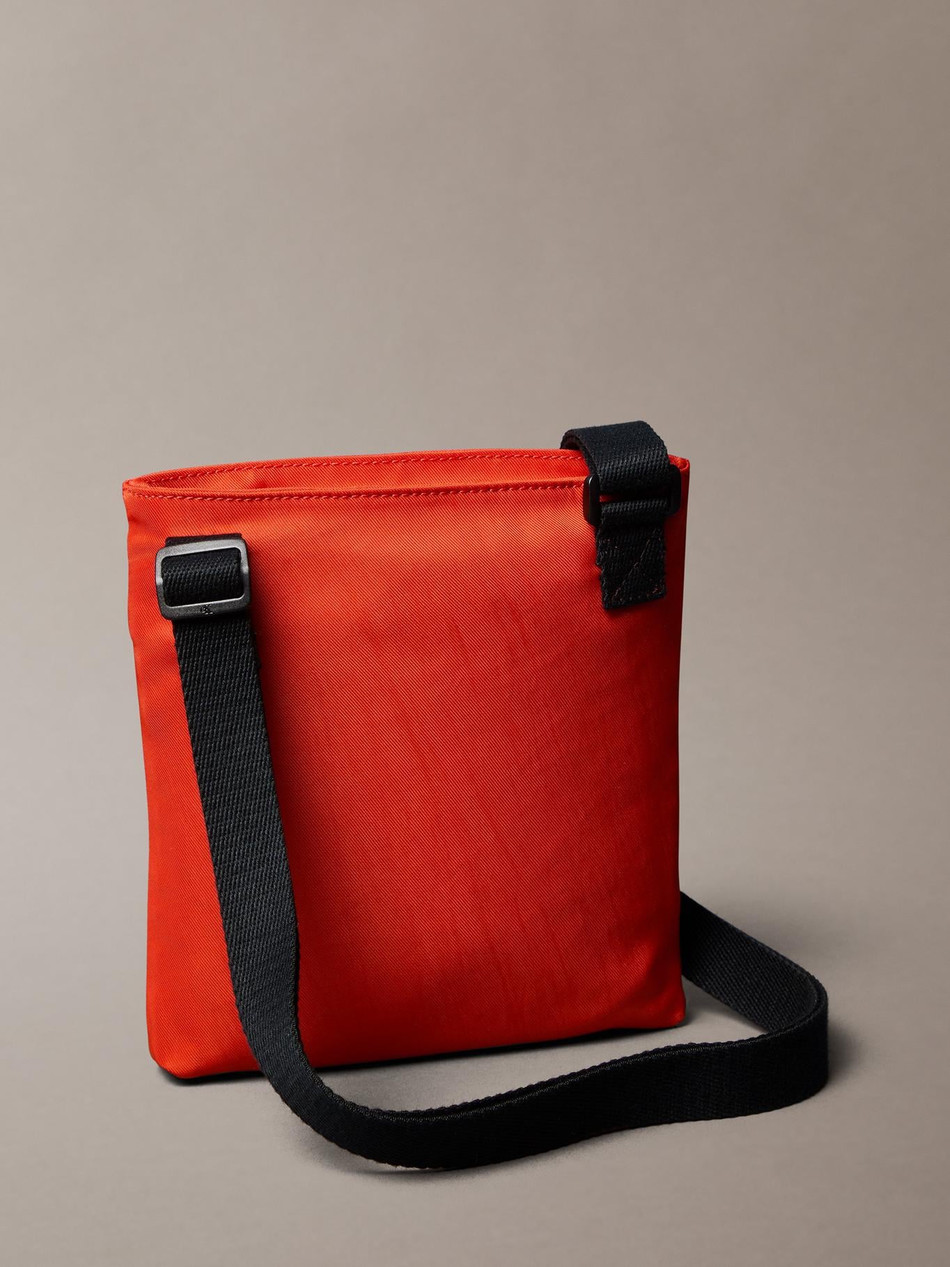 BOLSO PLANO DE NAILON CON MONOGRAMA - 2