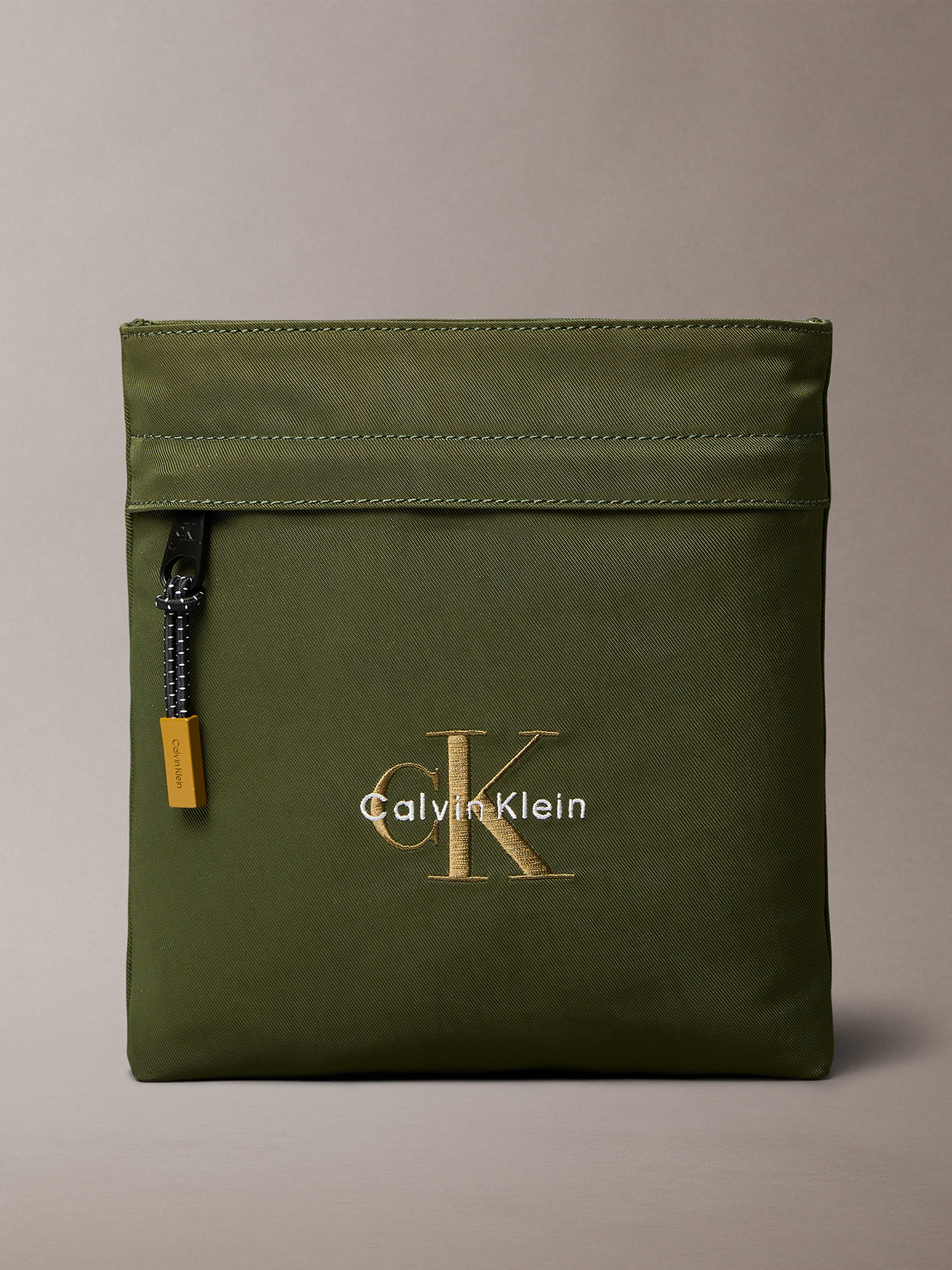 BOLSO PLANO DE NAILON CON MONOGRAMA - 1