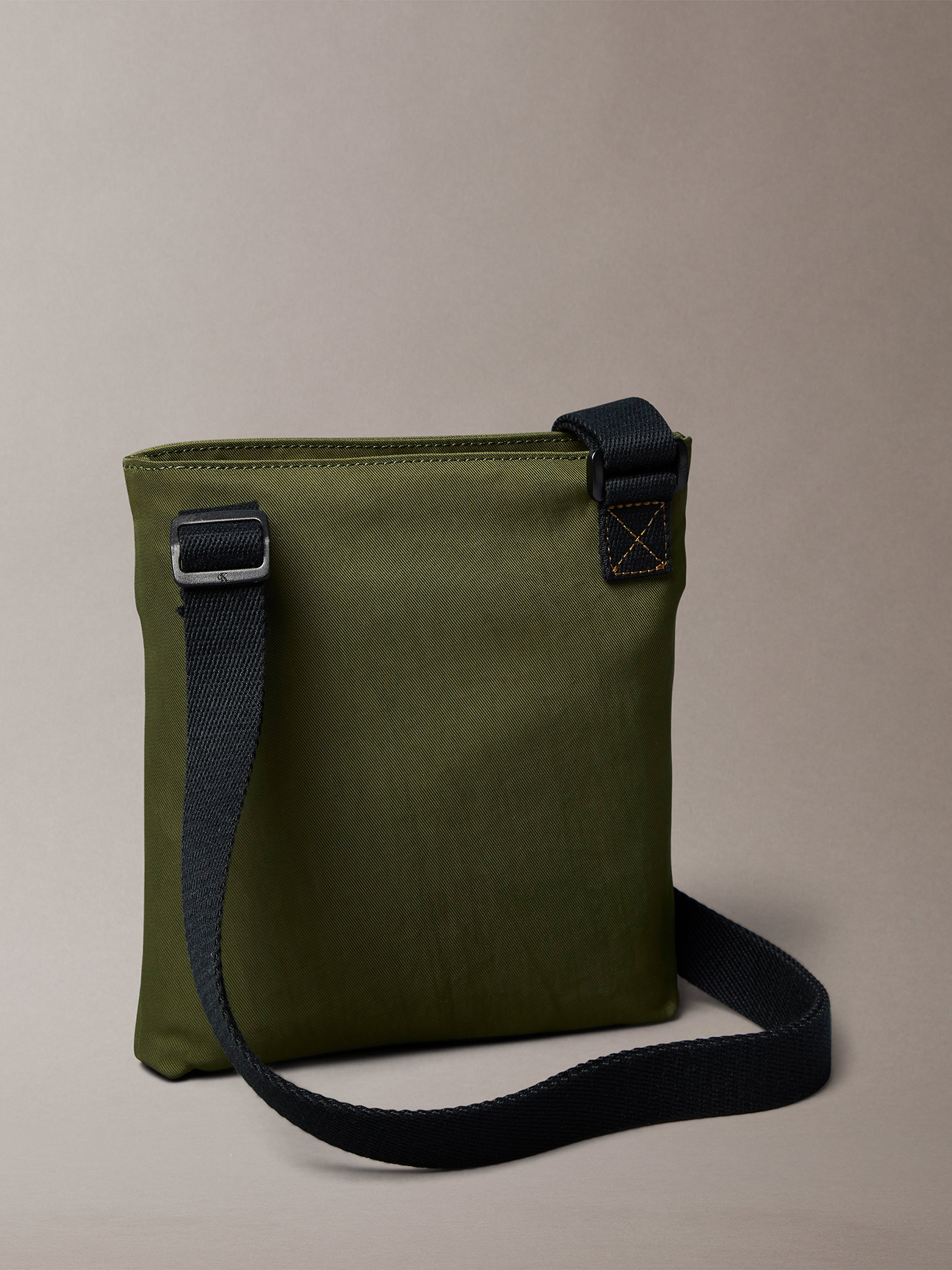 BOLSO PLANO DE NAILON CON MONOGRAMA - 2