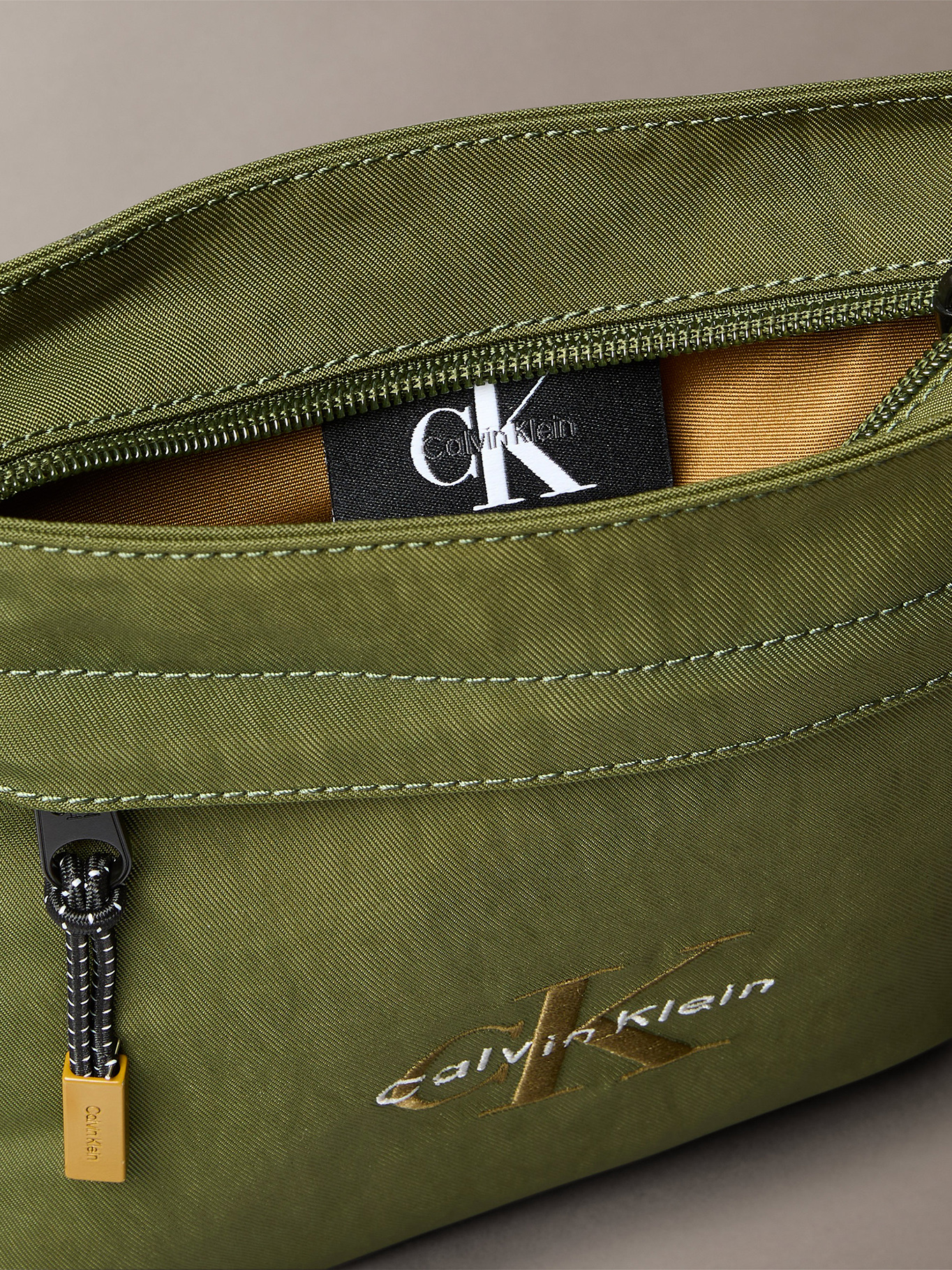 BOLSO PLANO DE NAILON CON MONOGRAMA - 3
