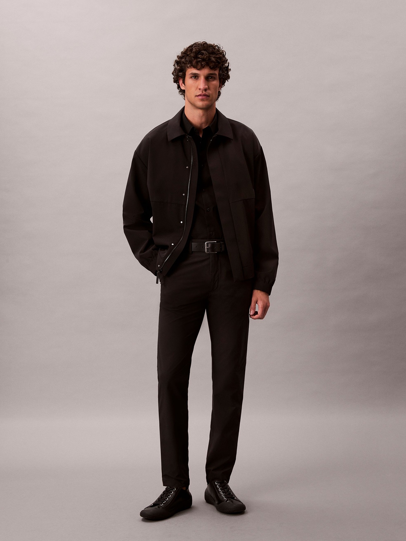 PANTALON DE CORTE SLIM EN TEJIDO TE CNICO ELASTICO - 1