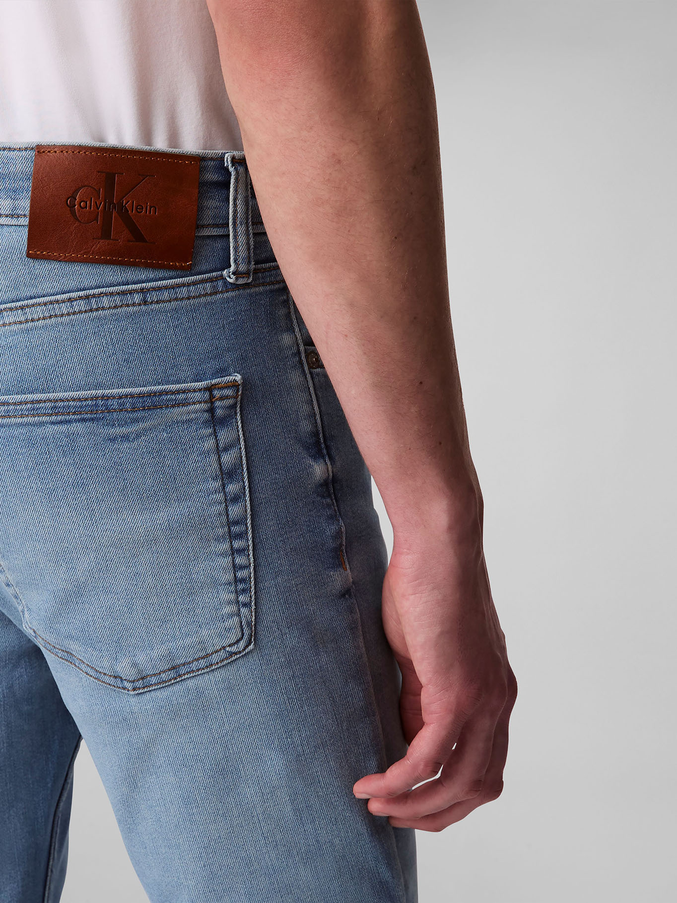 JEANS SKINNY ARROW CON EFECTO DESGASTADO - 5