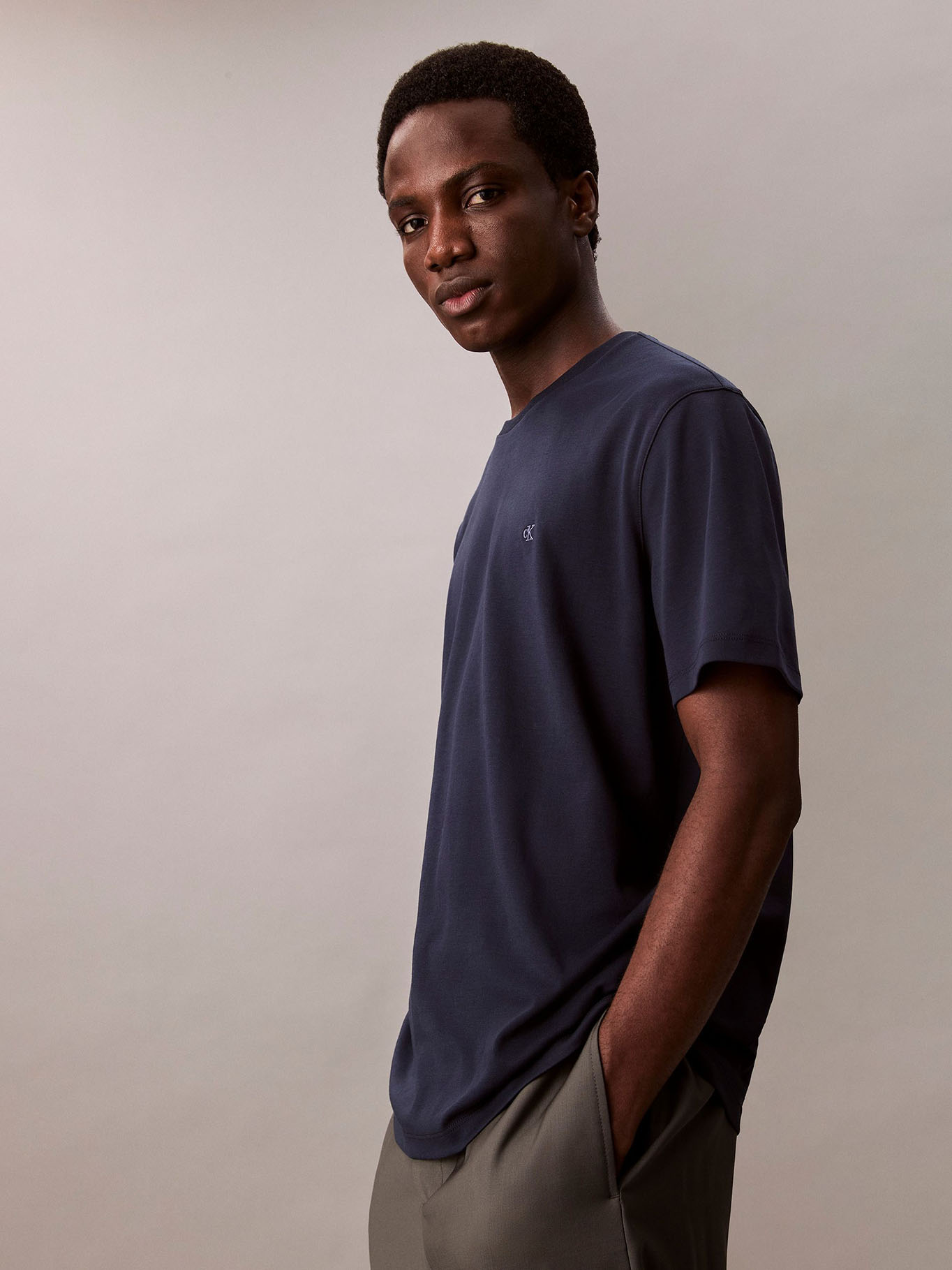 POLERA DE ALGODON SUPIMA CON LOGO BORDADO - 4