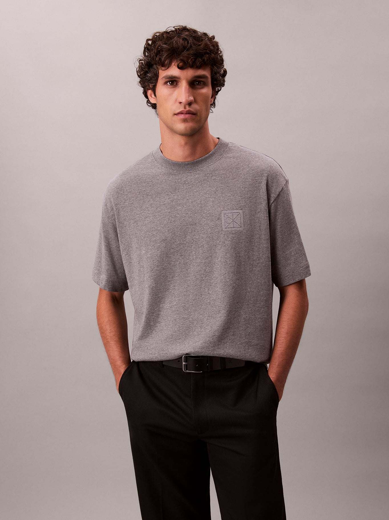 POLERA CON PARCHE DE EMBLEMA CK - 1