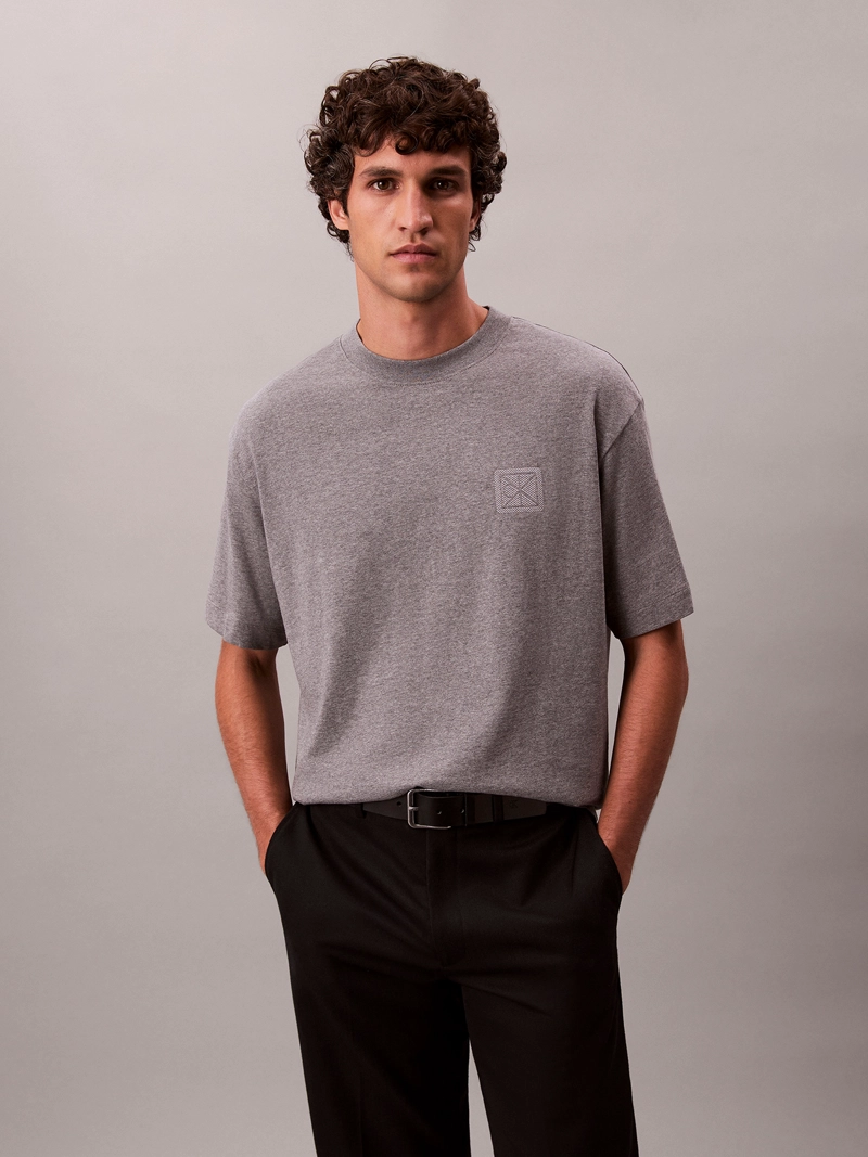 POLERA CON PARCHE DE EMBLEMA CK - 1