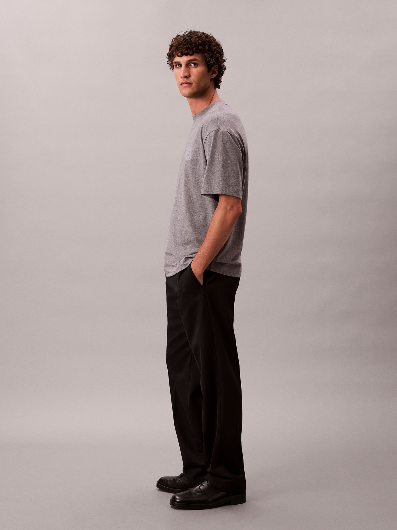 POLERA CON PARCHE DE EMBLEMA CK - 4