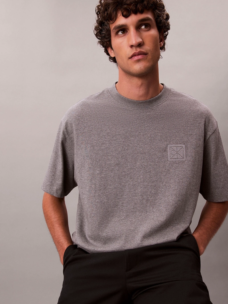 POLERA CON PARCHE DE EMBLEMA CK - 5