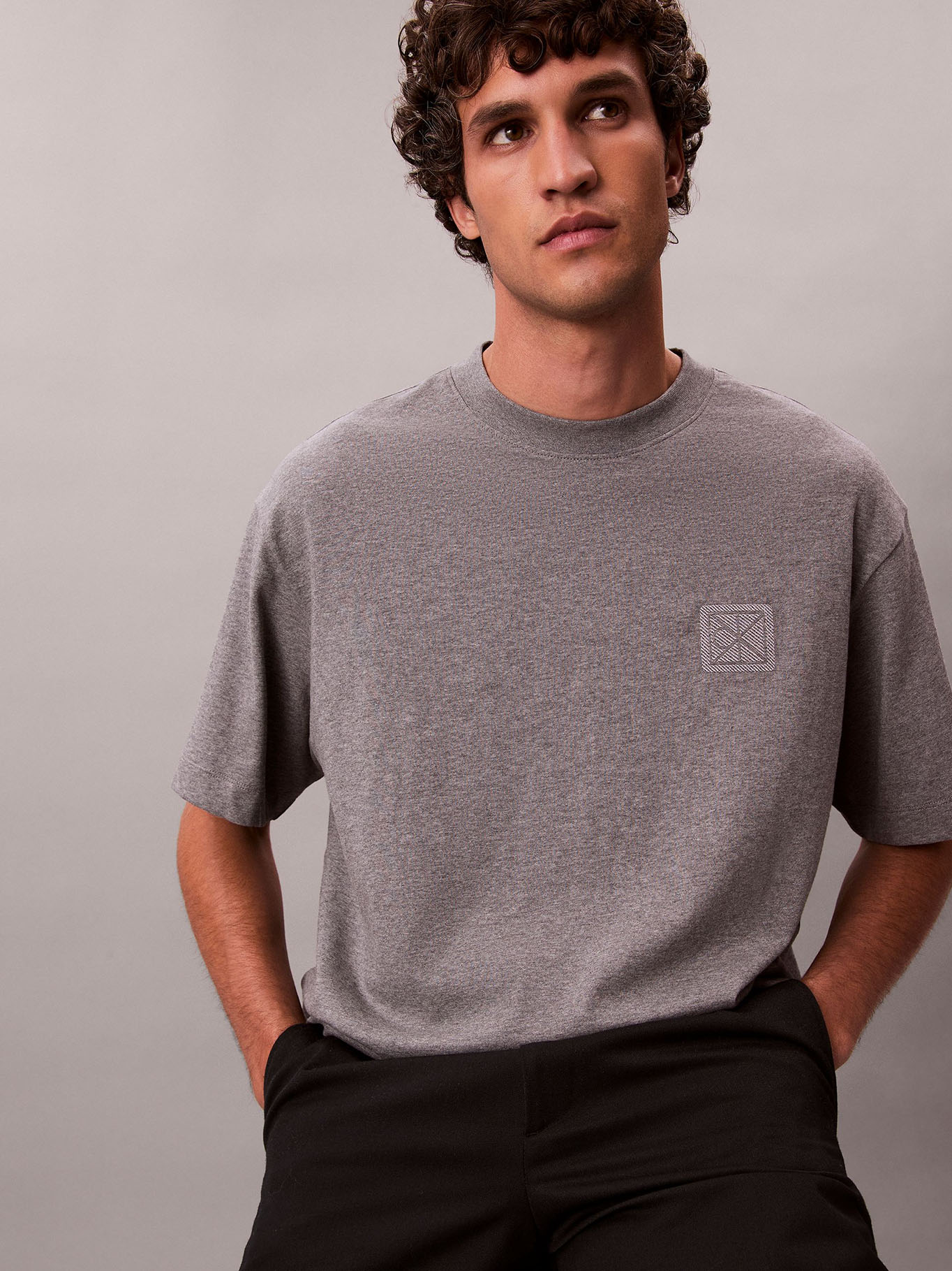 POLERA CON PARCHE DE EMBLEMA CK - 5