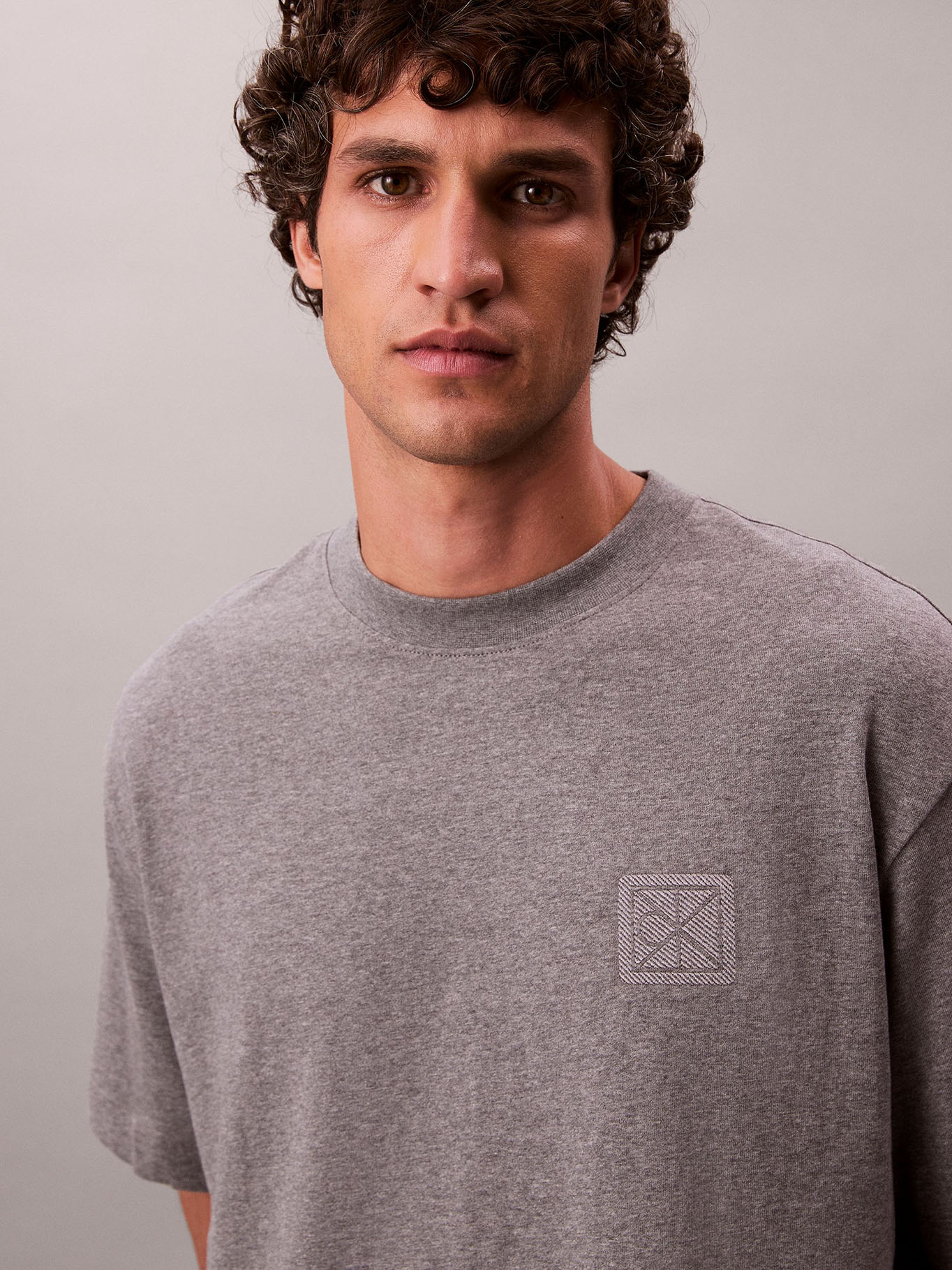 POLERA CON PARCHE DE EMBLEMA CK - 6
