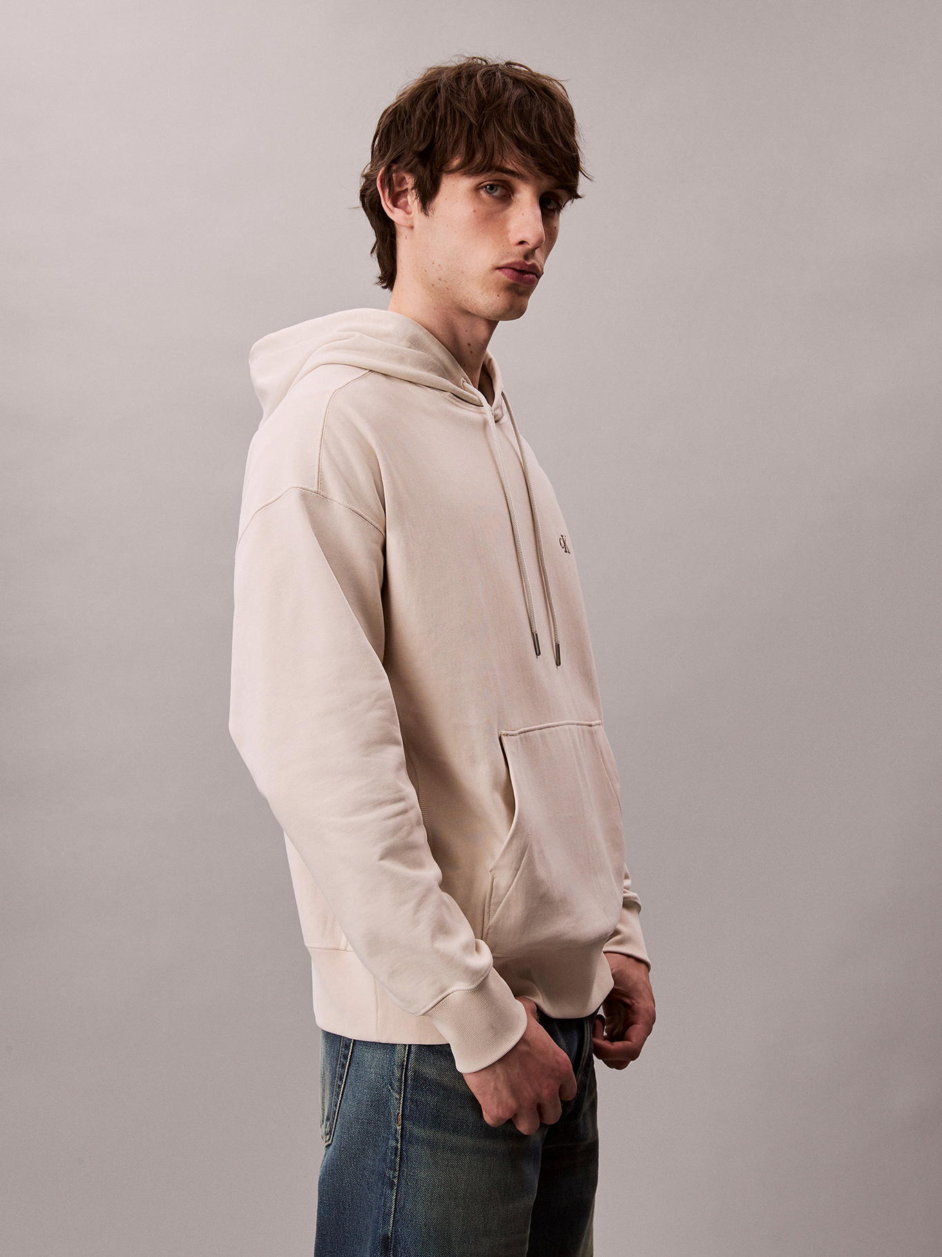 POLERON CON GORRO Y MONOGRAMA BORDADO - 5