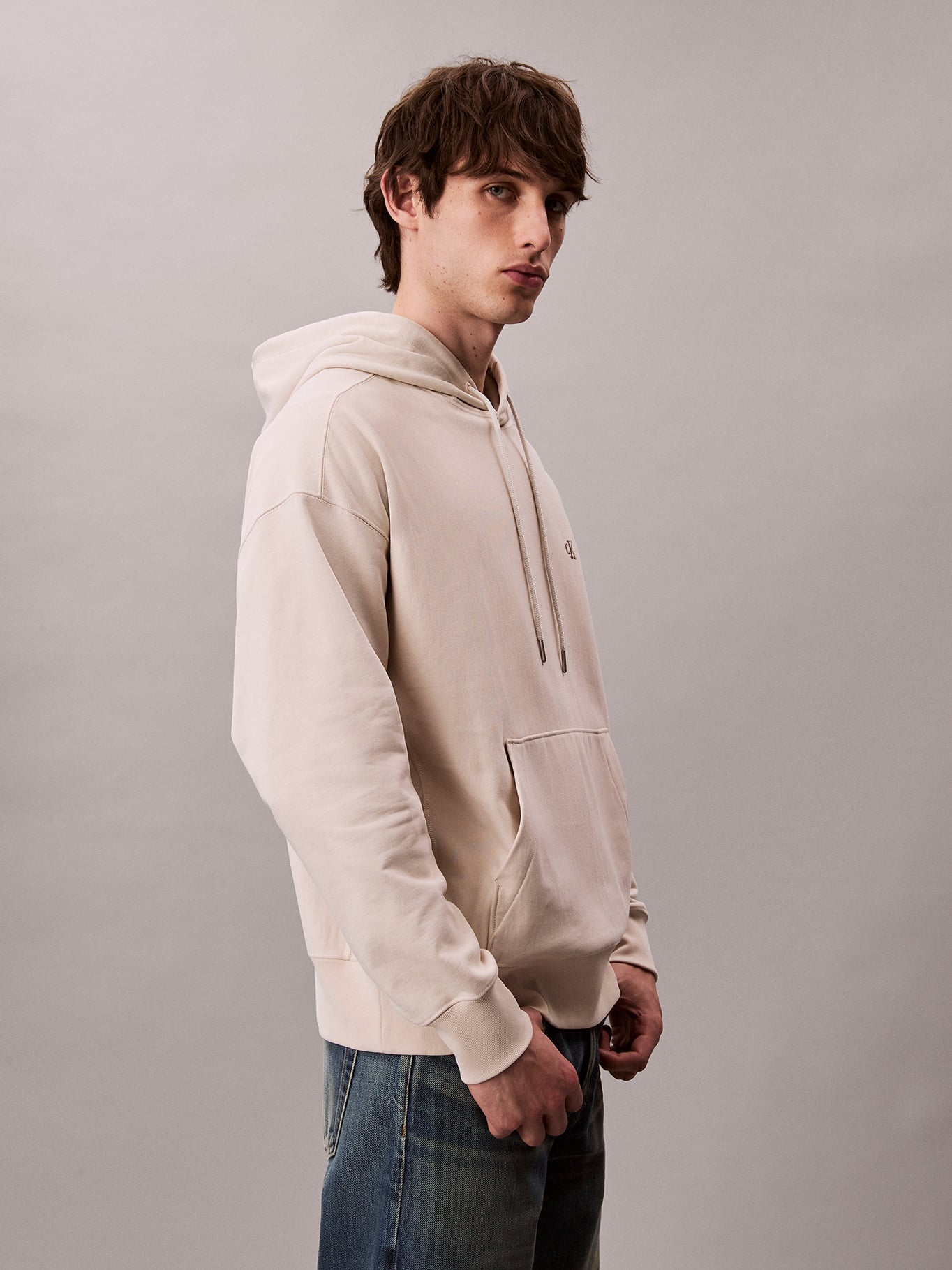POLERON CON GORRO Y MONOGRAMA BORDADO - 5